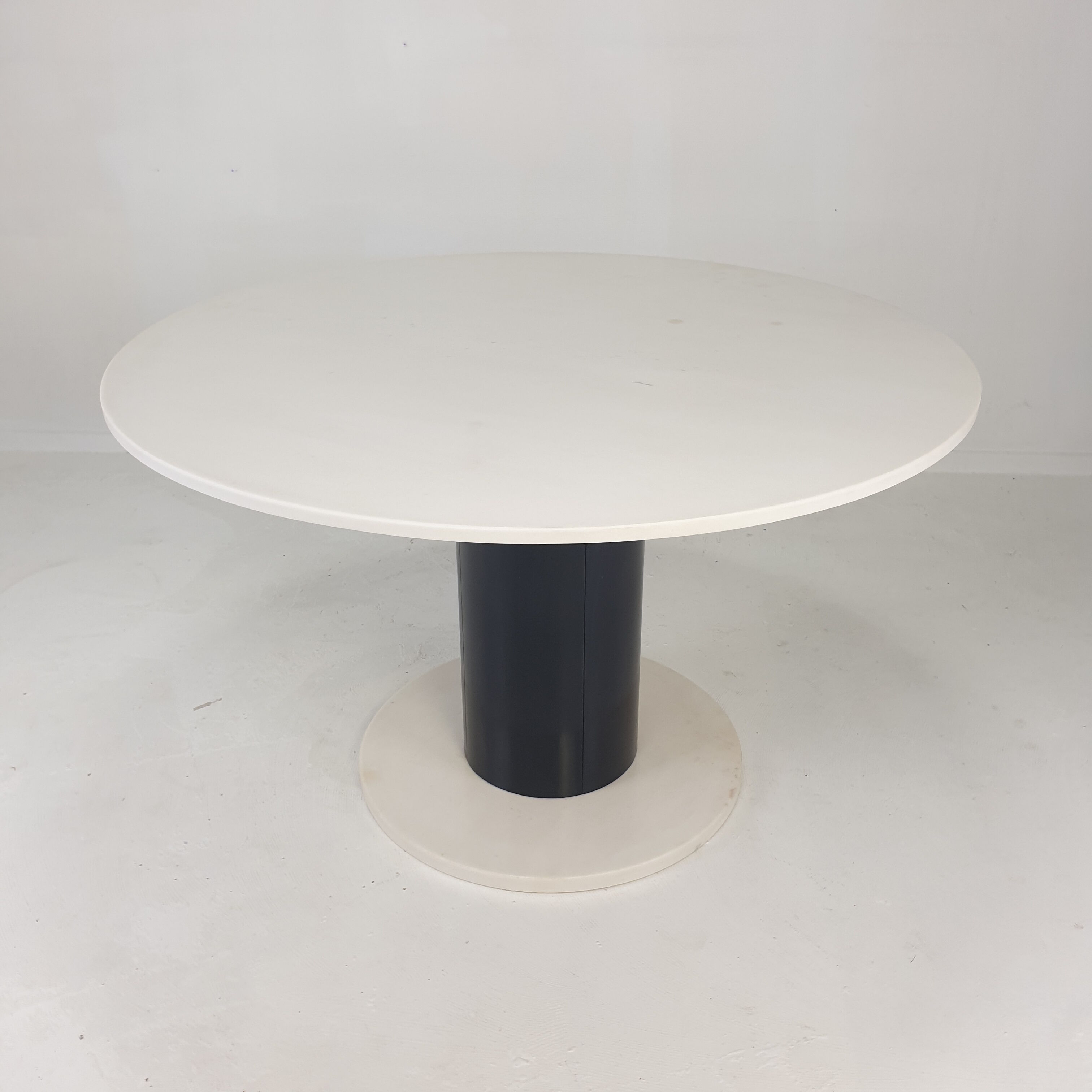 Round marble dining table, 1980's