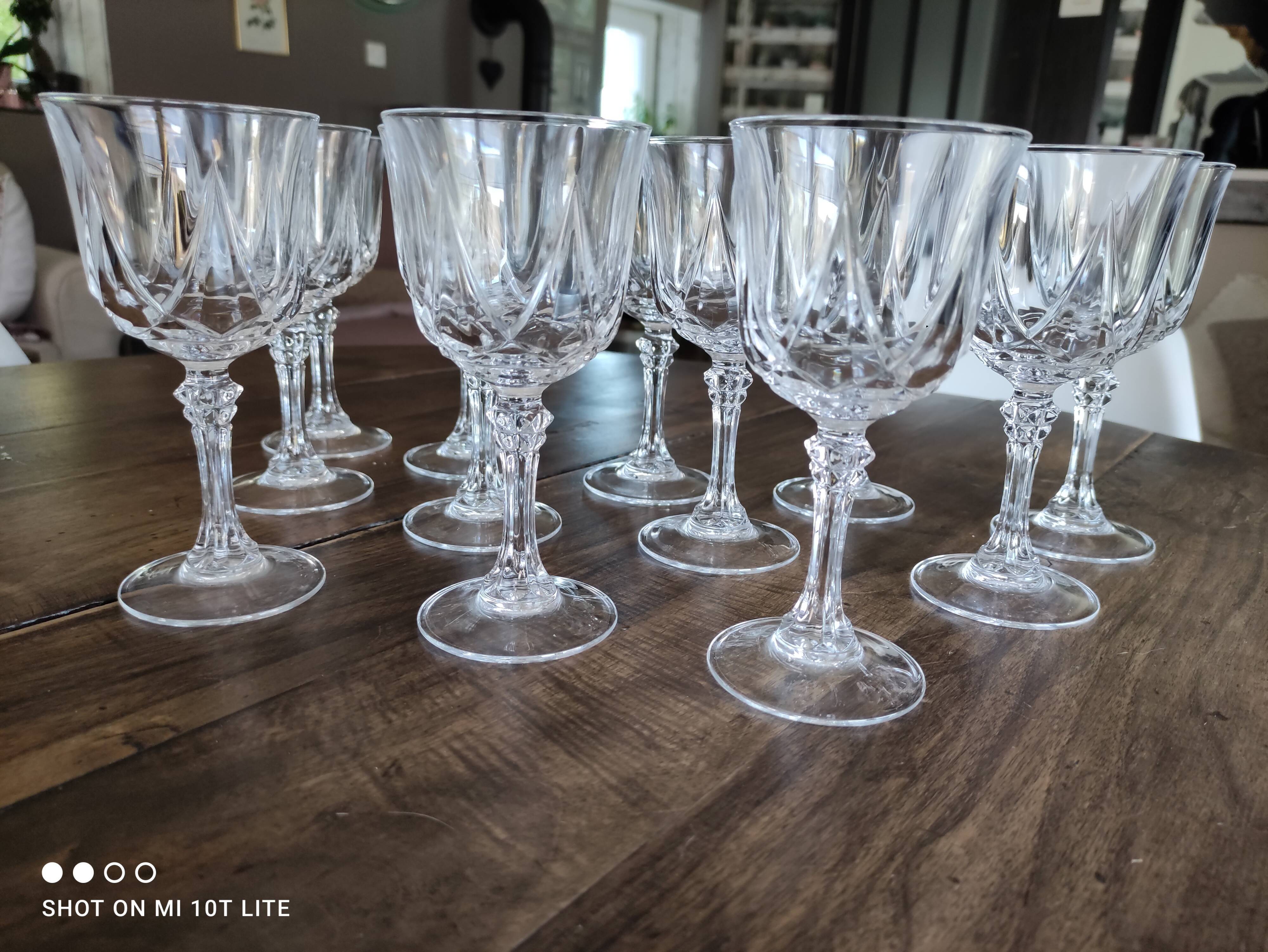 Lot de 12 verres à vin blanc en cristal ciselé