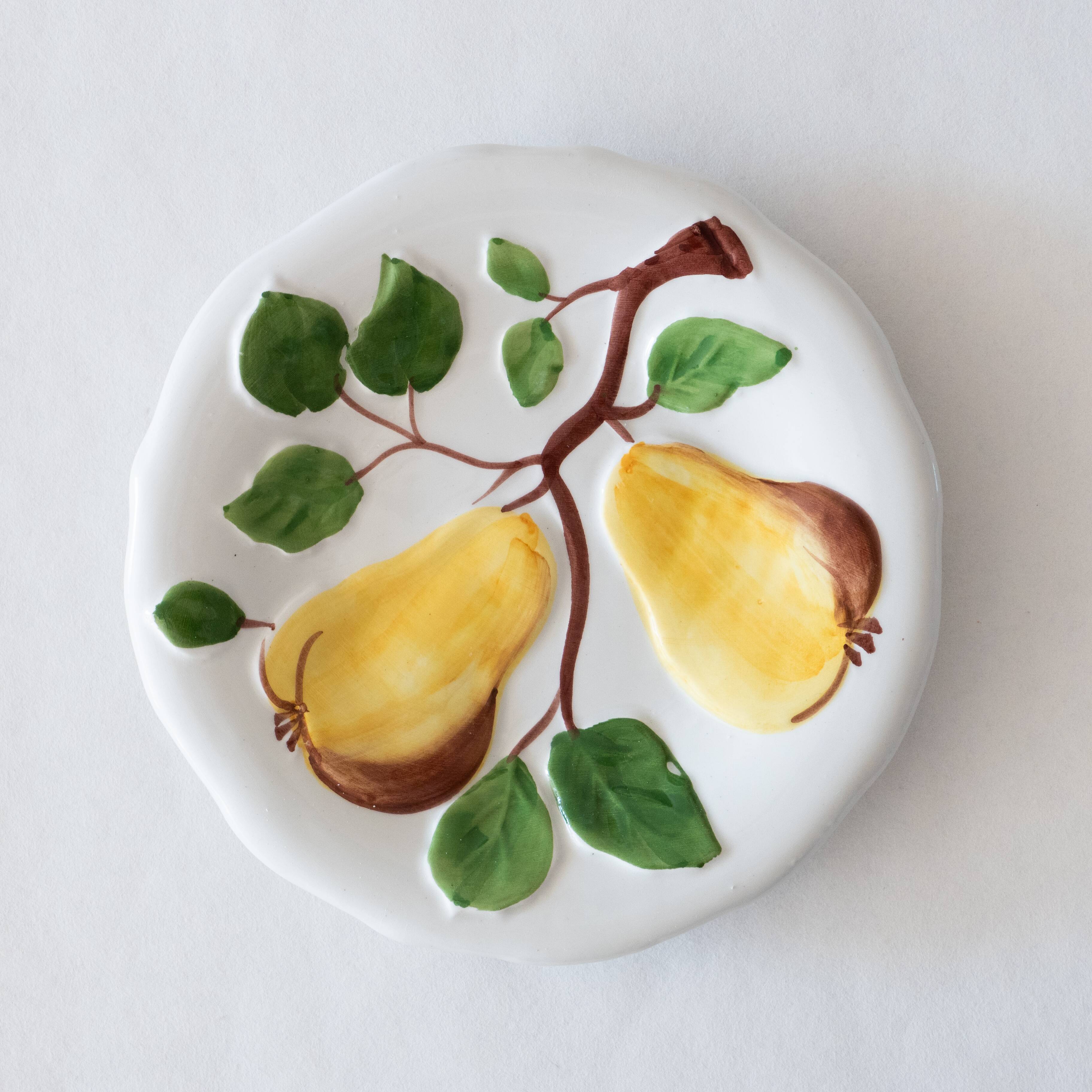 4 vintage plates in slurry fruit decoration