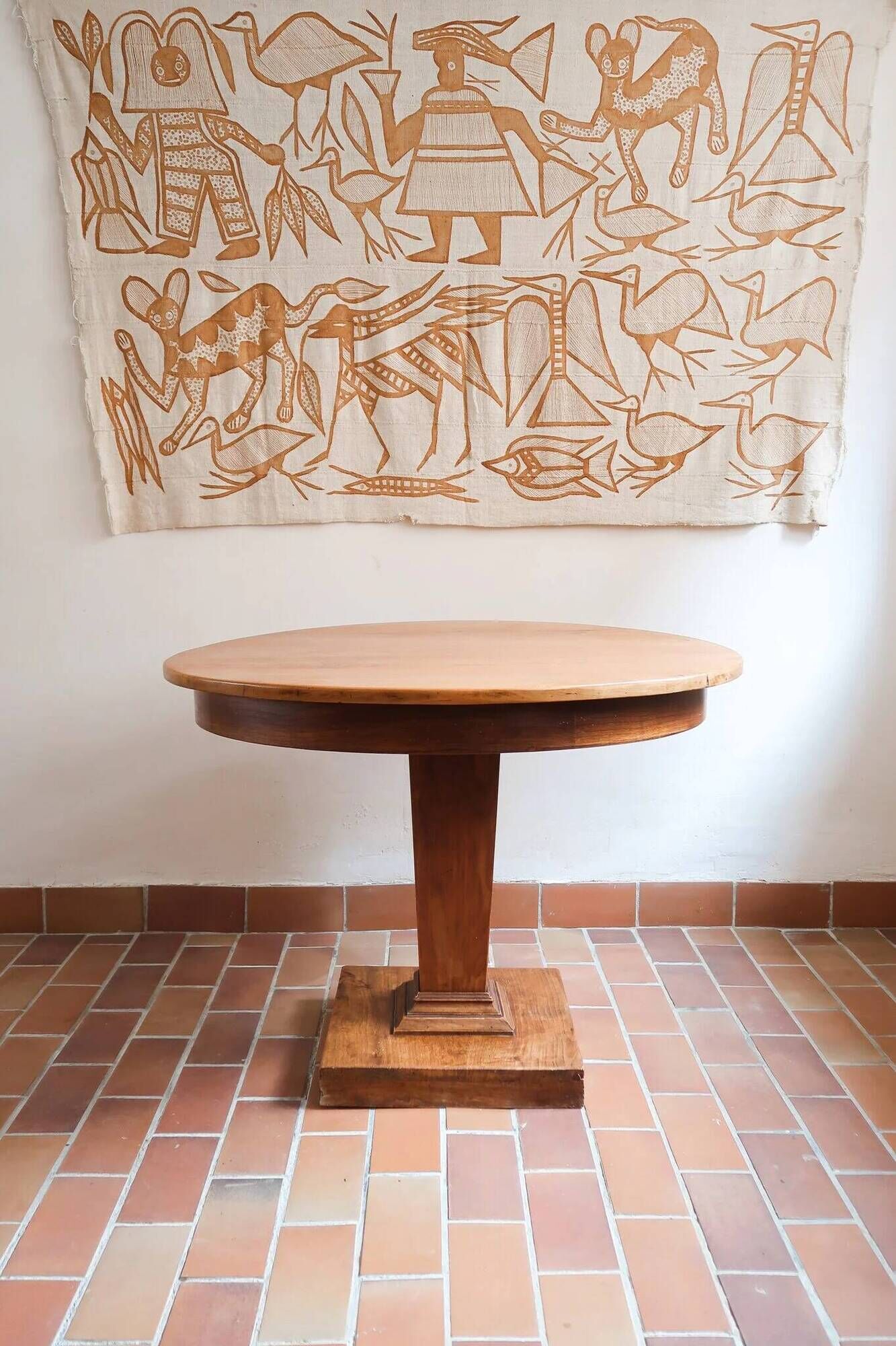 Table ronde en frêne, pied central mouluré, art déco