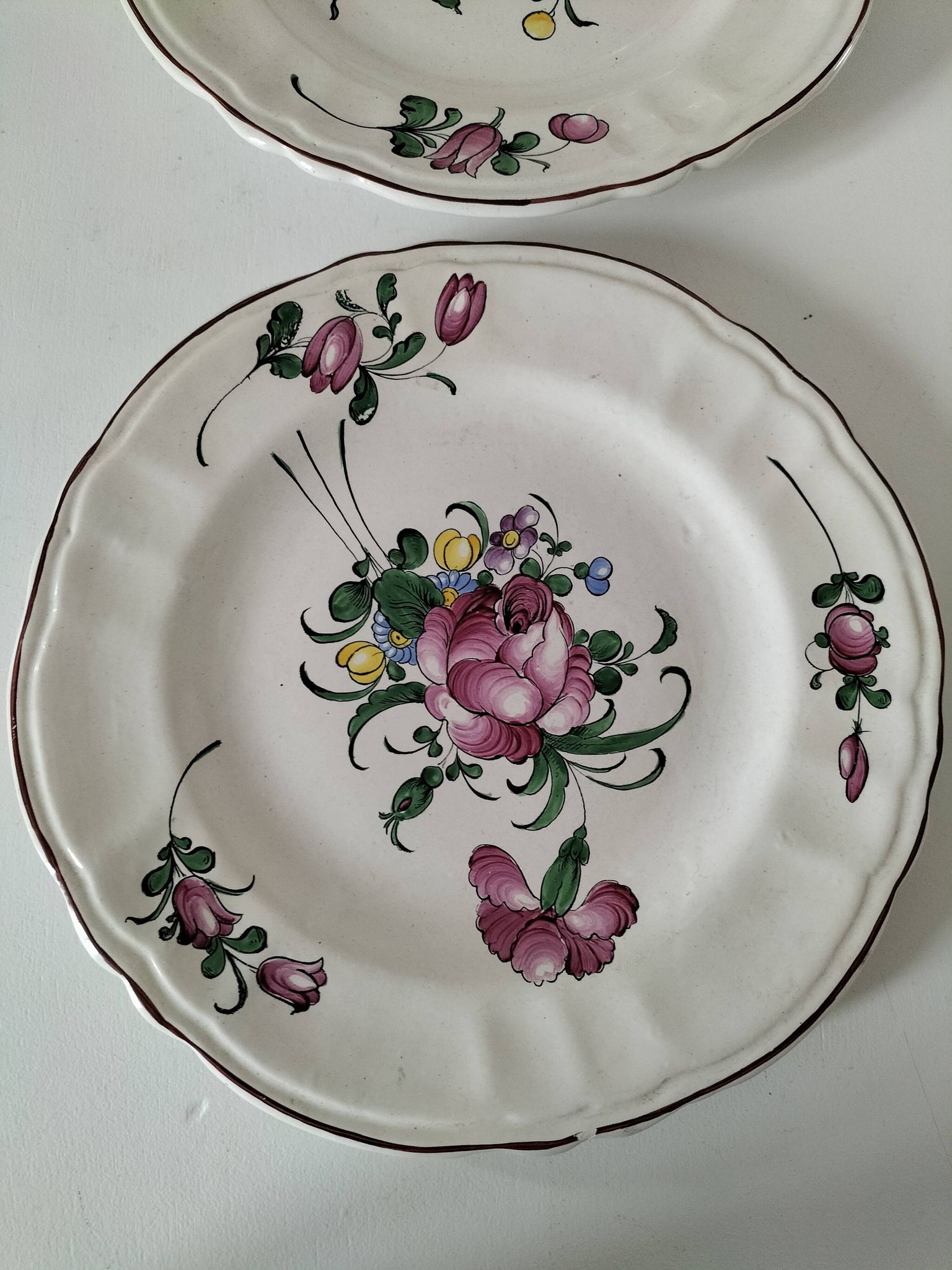 Trio d’assiettes anciennes peintes à la main