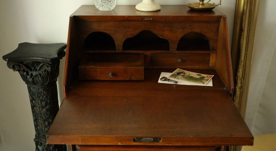 Sloped walnut secretary from the 20th century.