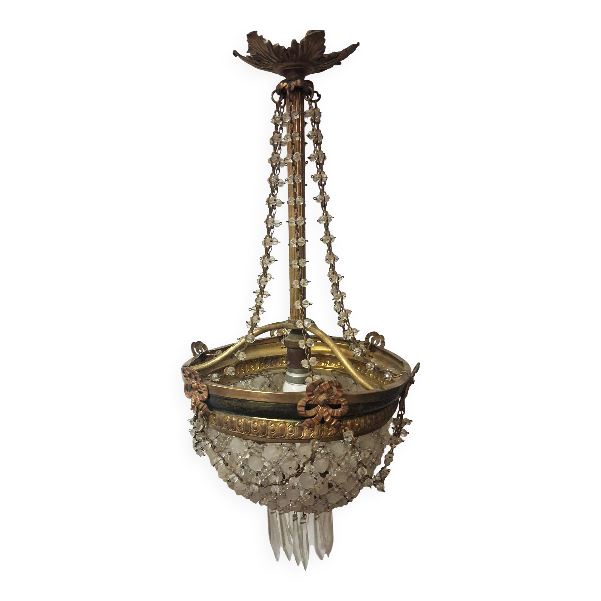 Antique balloon chandelier with pendants, in brass and with mouldings.