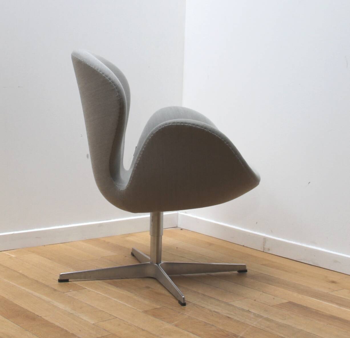 Pair of Swan Chair armchairs, Fritz Hansen