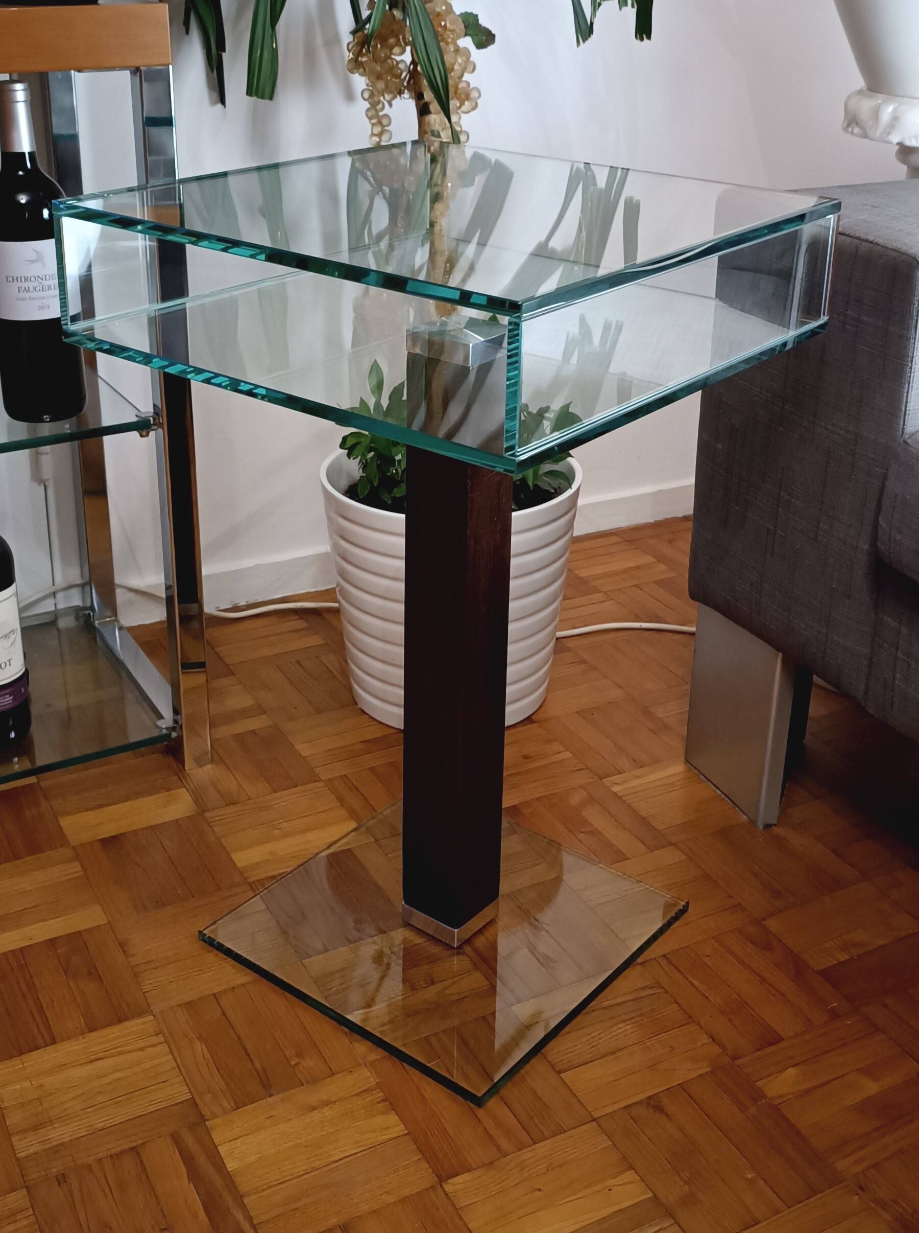 Very beautiful Marais International design pedestal table in 10mm clear glass
