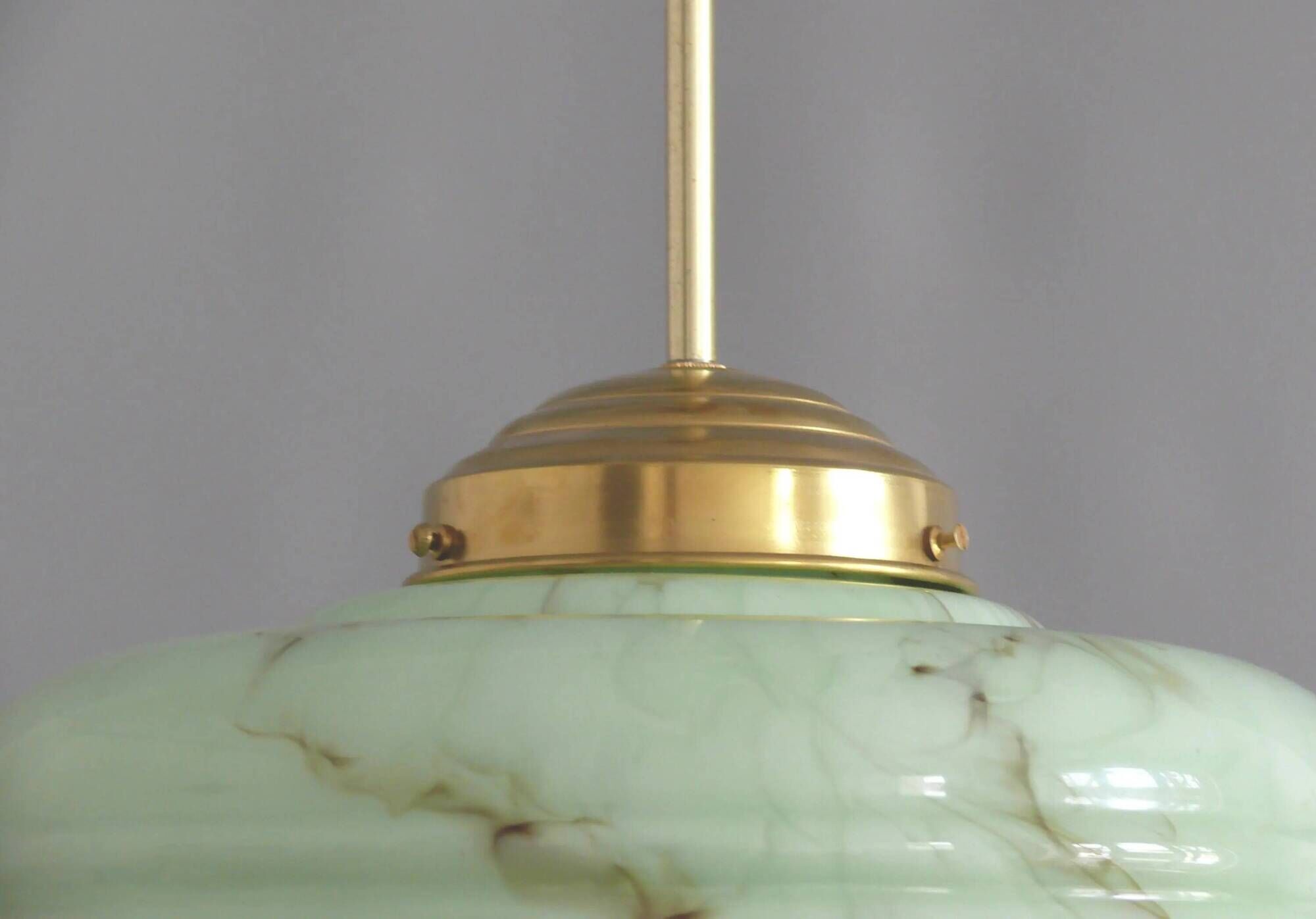 Lampe à pendentif Art Déco avec suspension en laiton et abat-jour en verre marbré.