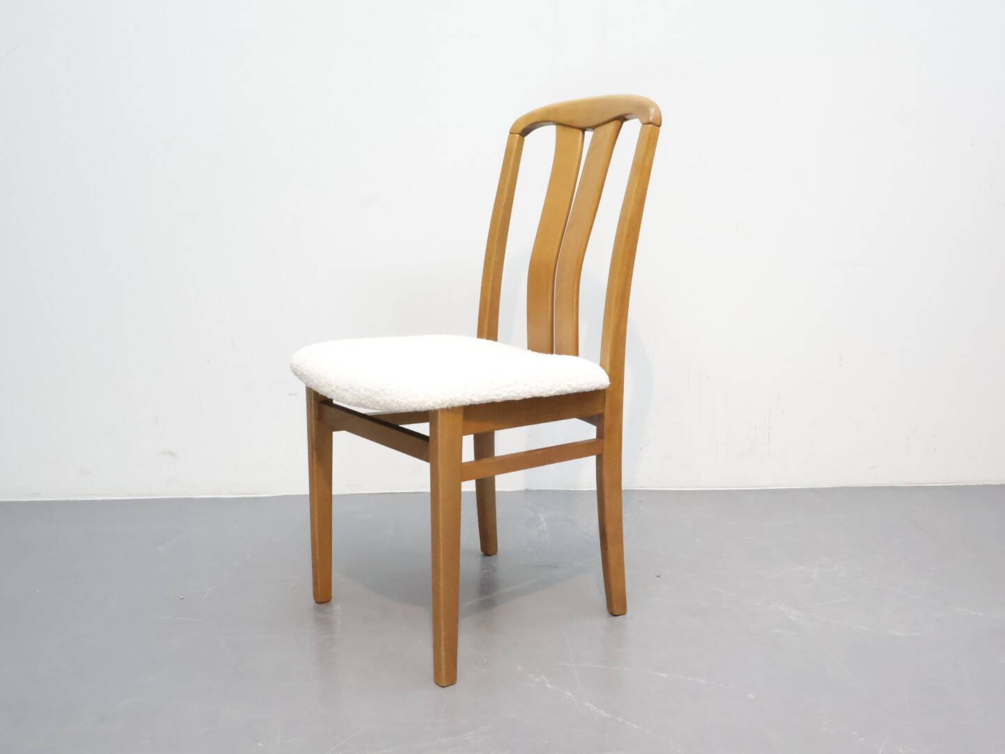 Vintage eetkamerstoelen met nieuwe stoffering in Boucle