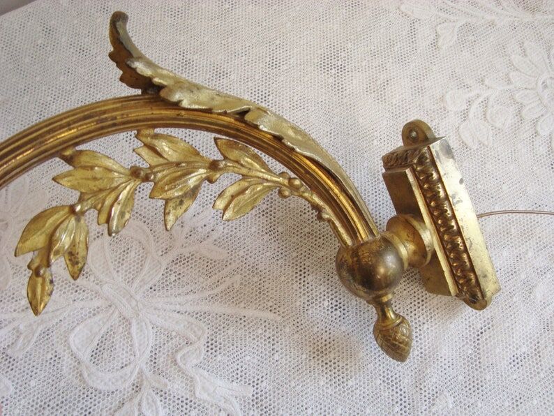 Bronze wall lamp with green tulip