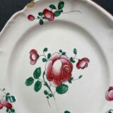 Paire d'assiettes en faïence de l'Est XIXe à décor floral