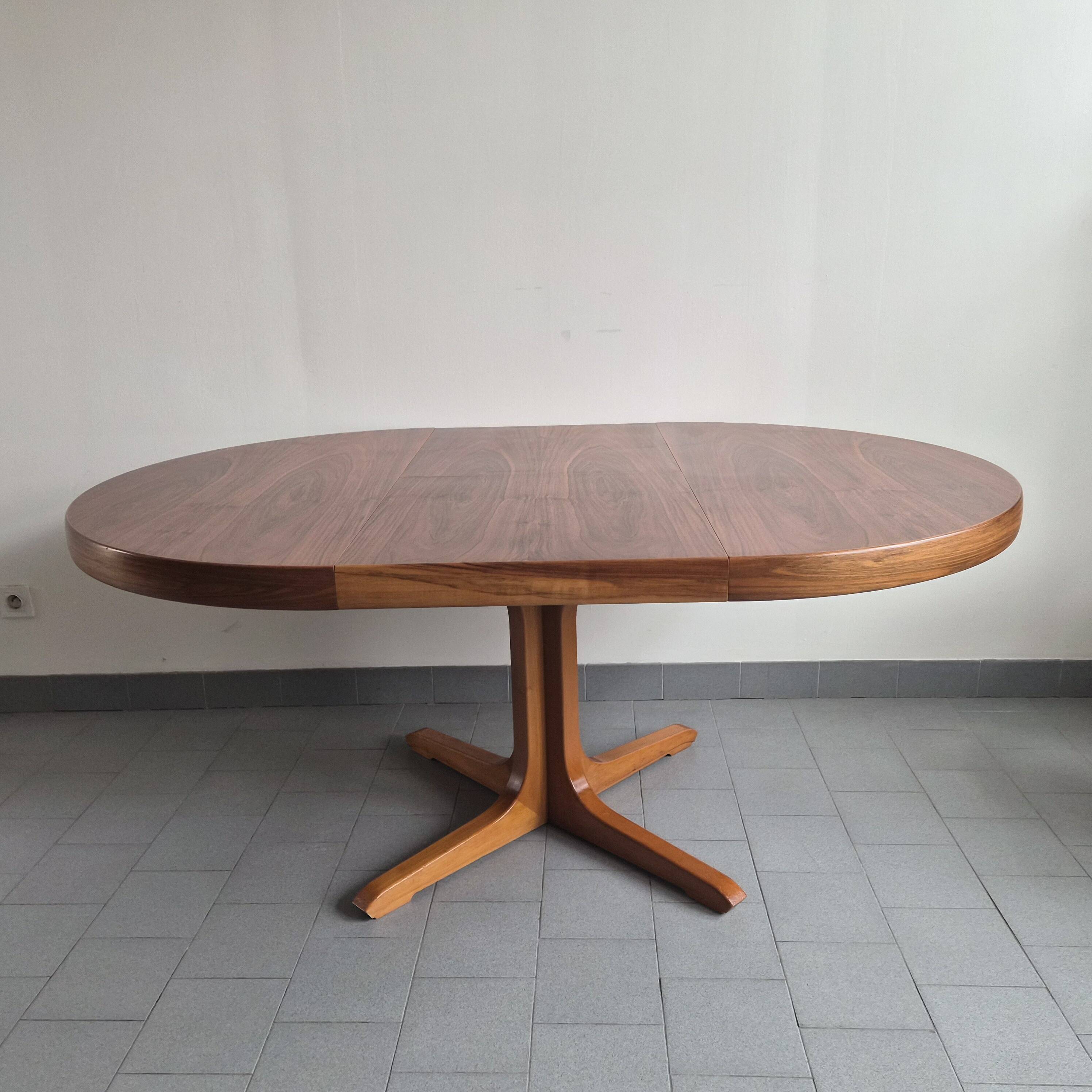 Baumann dining table 1960 extendable from 114 to 167 cm with integrated extensions.