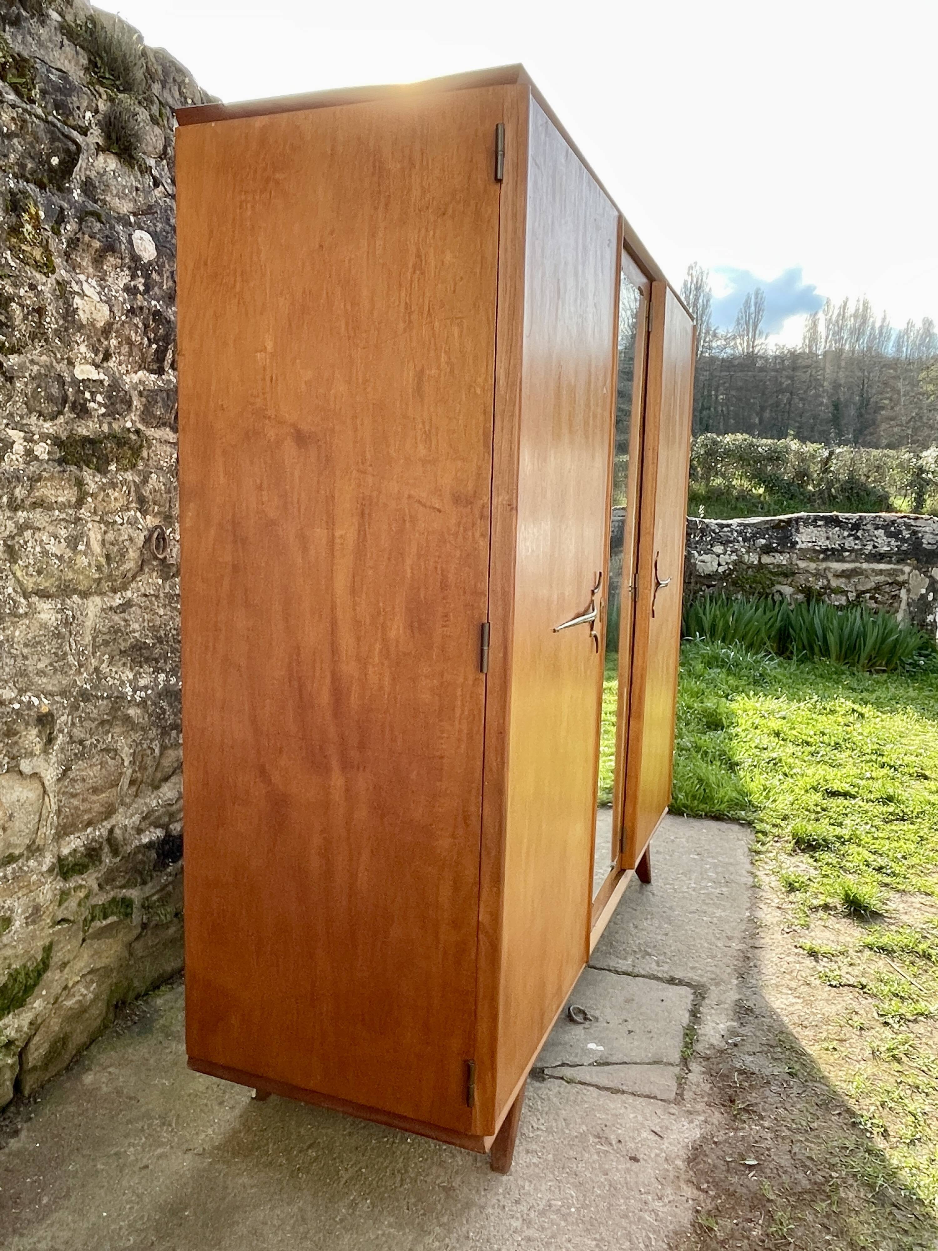 Armoire en chêne 3 portes miroir pieds compas