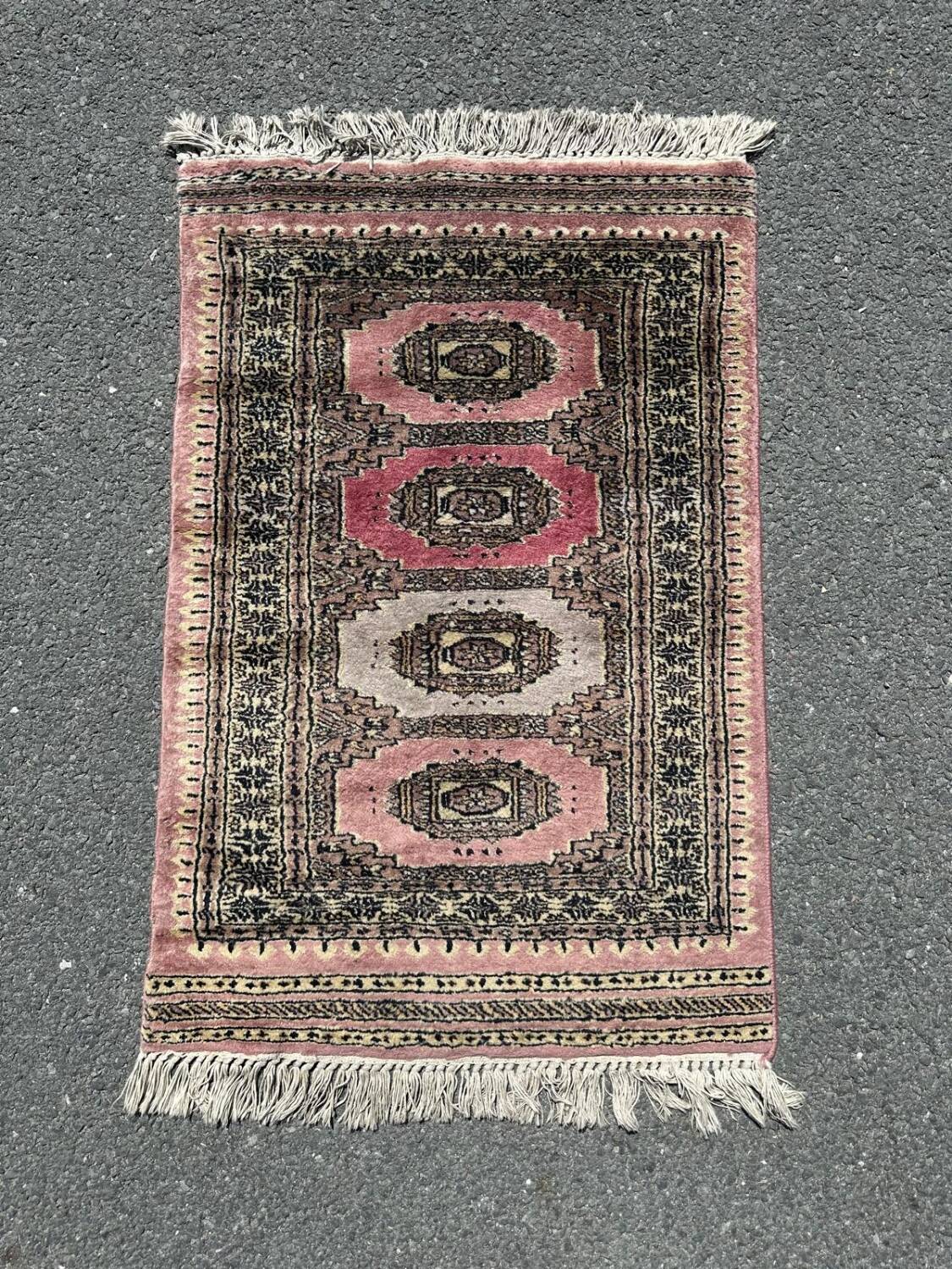 Handmade Pakistani rug