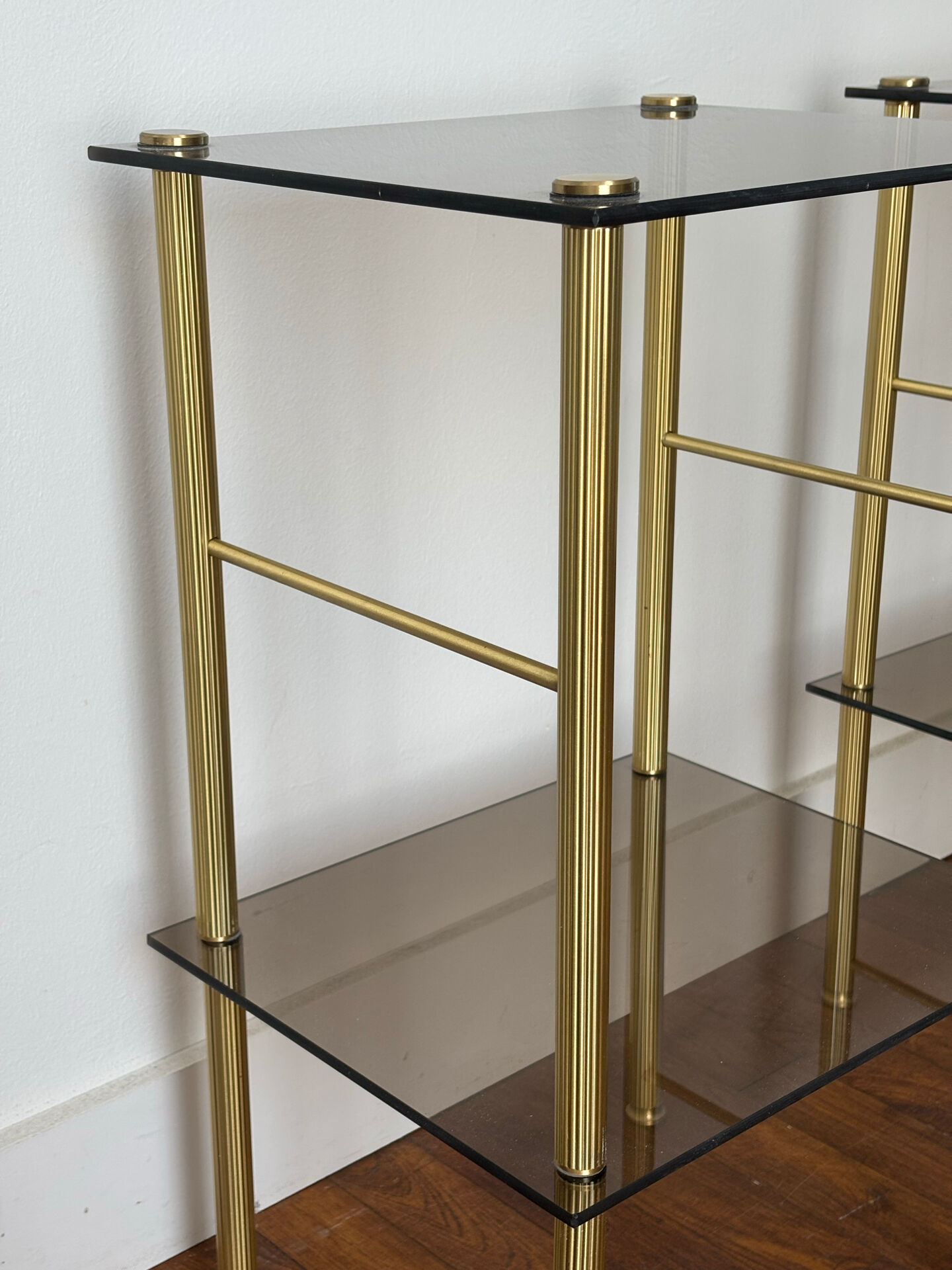Tables d’appoint en verre et laiton