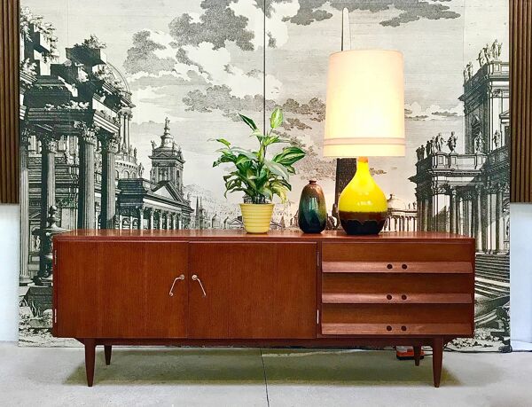 Buffet en teck de style mid-century moderne avec poignées en laiton, Allemagne années 1960.