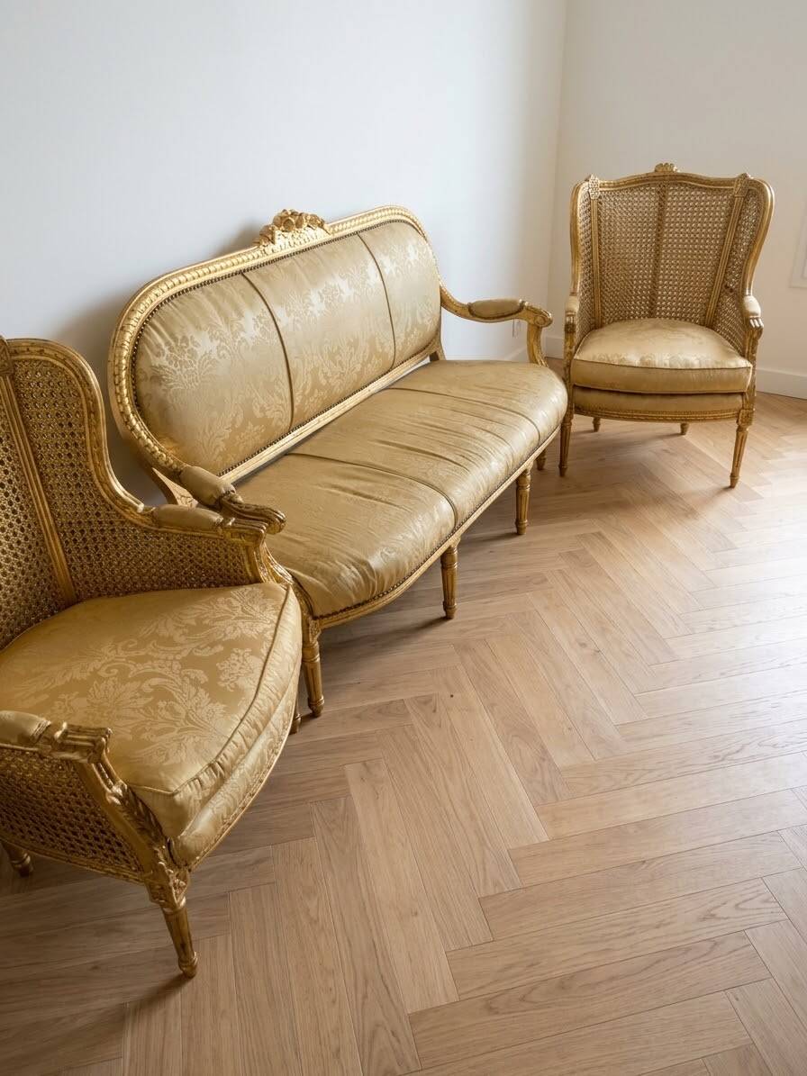 Louis XV gold salon set with a 3-seater sofa and 2 armchairs.