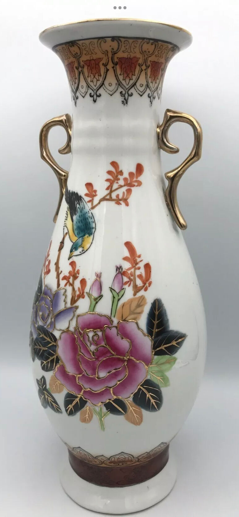 Vase in asian porcelain decorated with birds