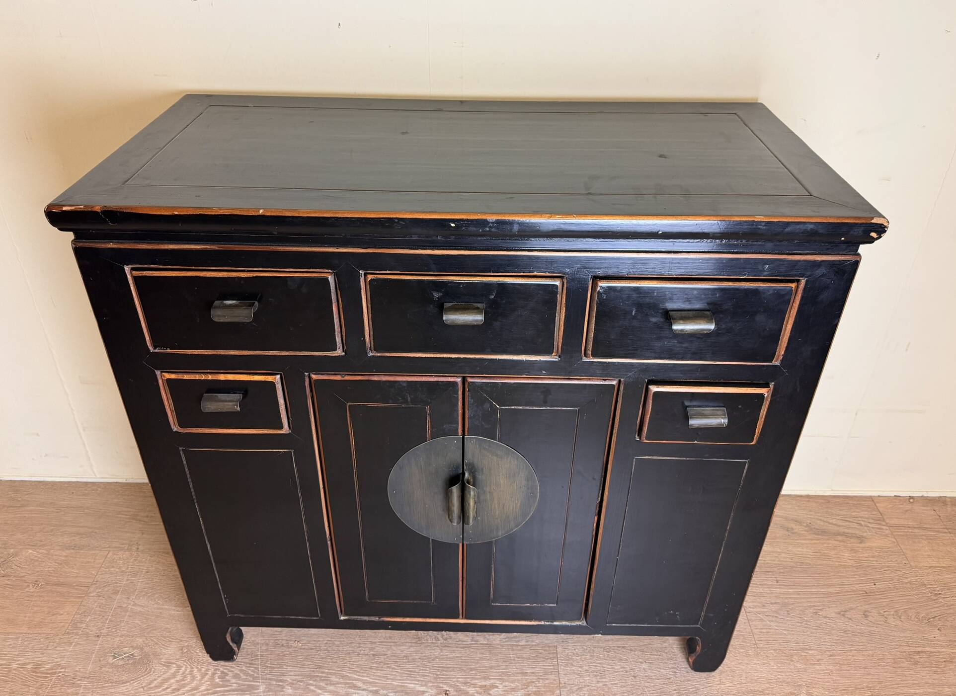 Chinese chest of drawers in black and gold lacquer