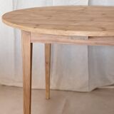 Round table foot spindles