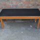 Table basse années 60 en bois marron avec plateau noir intégré - style Mid-Century