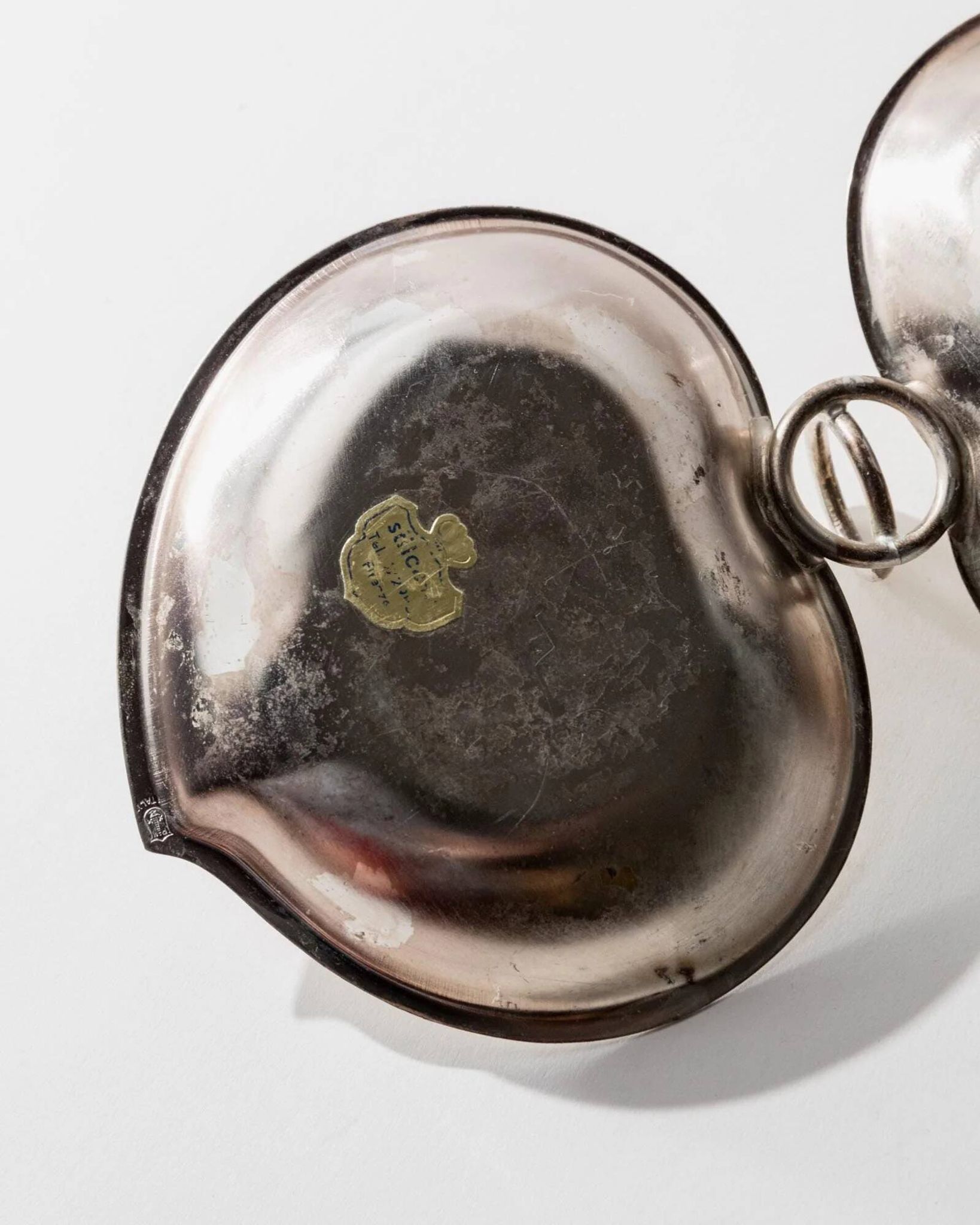 Vintage 1960s silver-plated catchall, double heart shell with ring handle.