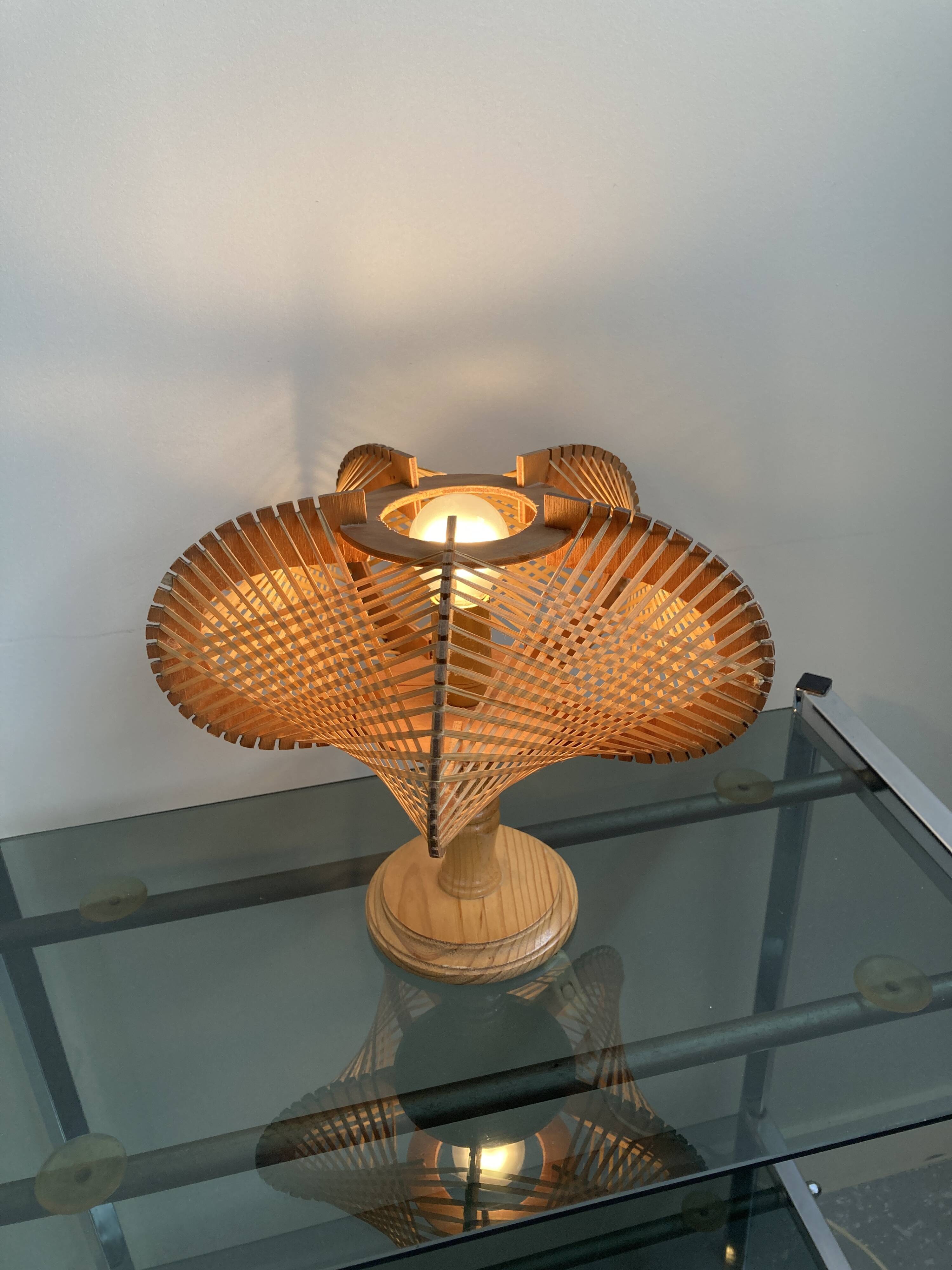Table lamp in wood and Scandinavian rattan wire