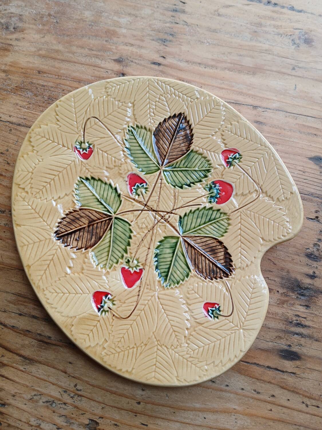 Strawberry pattern slip dish
