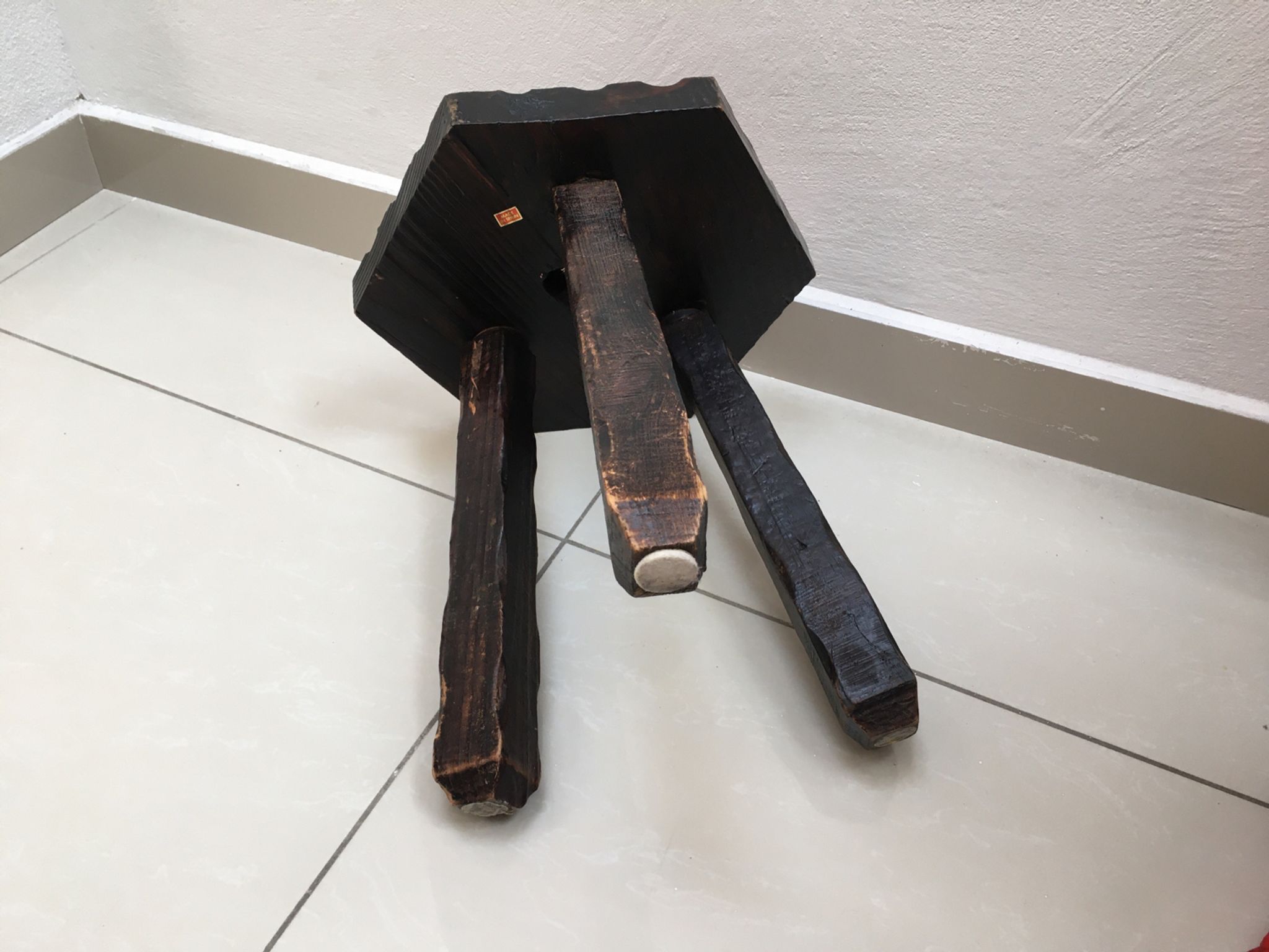 Tabouret tripode espagnol