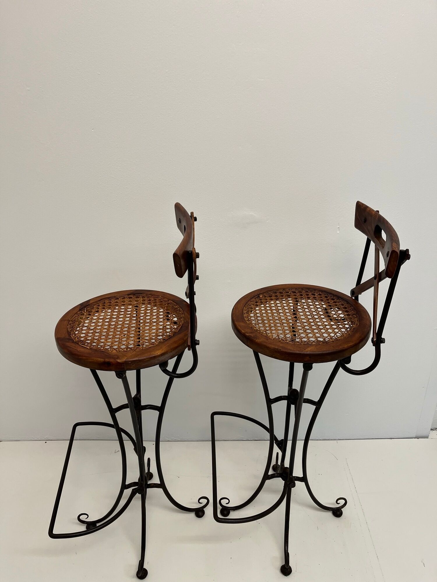 Paire de tabourets de bar vintage en bois et fer forgé avec assises cannées