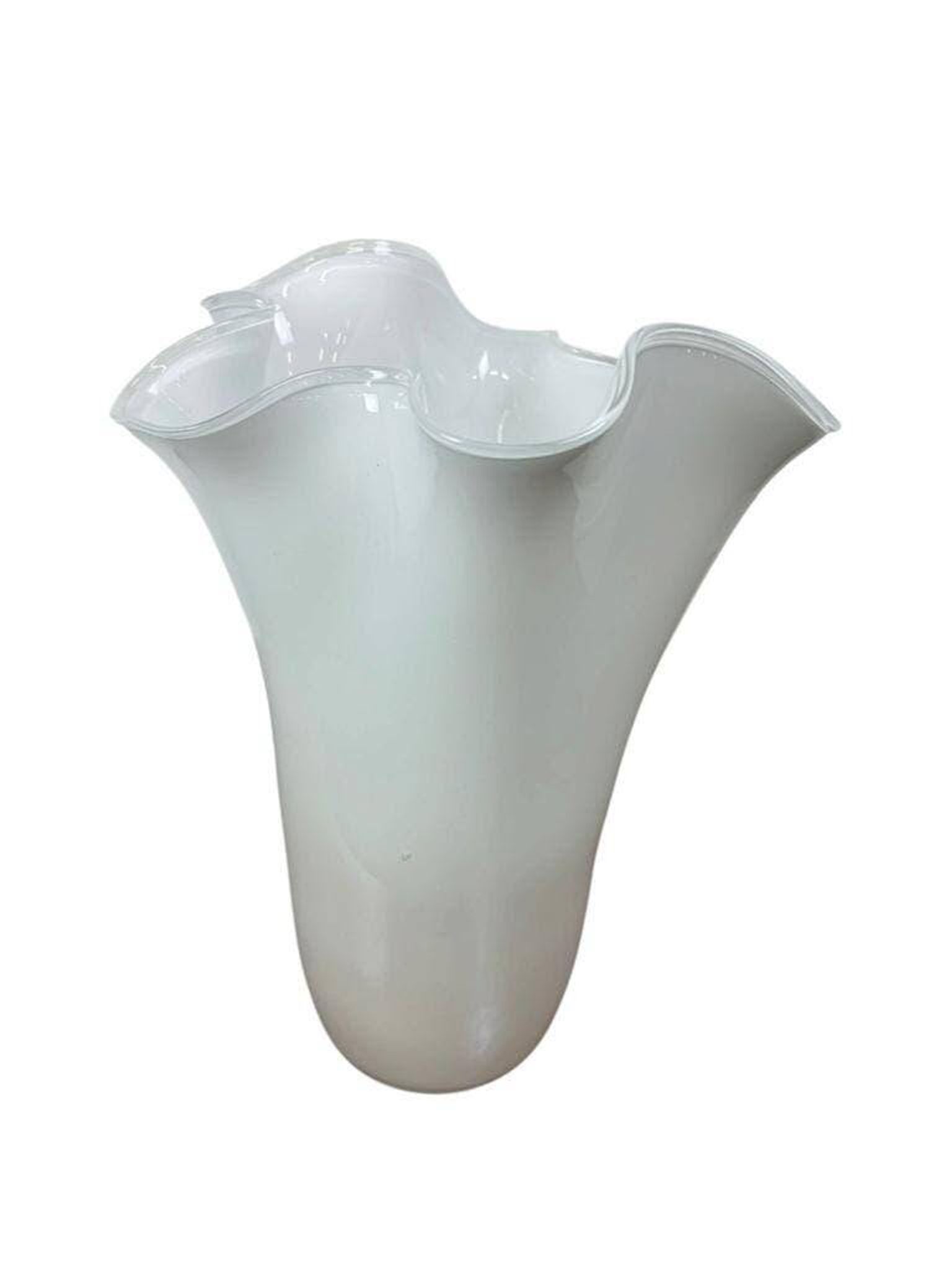 Vase blanche en verre plissé fidrio