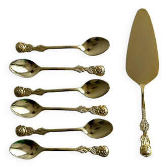 Small spoons and cake server in gold metal, decorated with pink motifs.