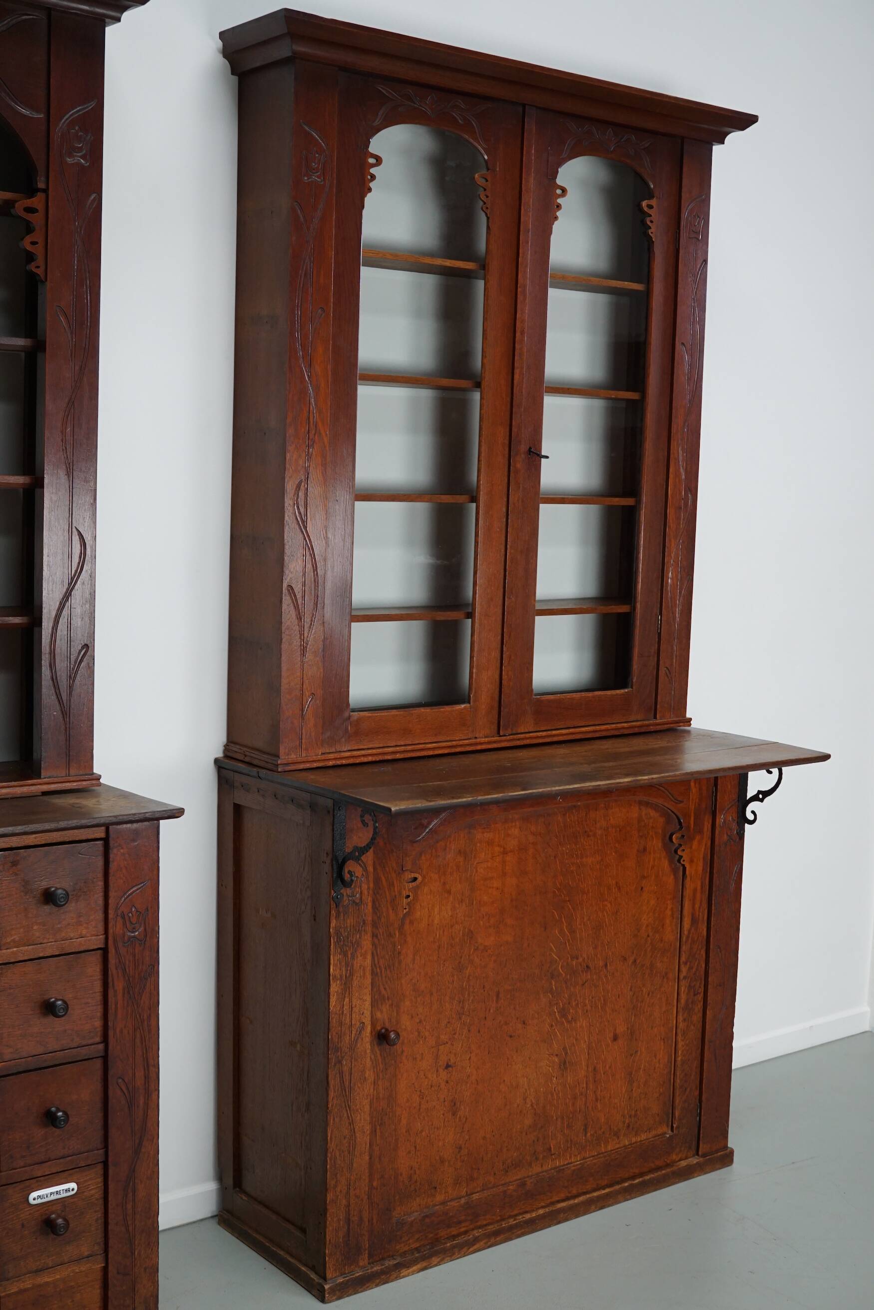 Paire d'armoires / vitrines d'apothicaire en chêne hollandais antiques Art Nouveau vers 1904