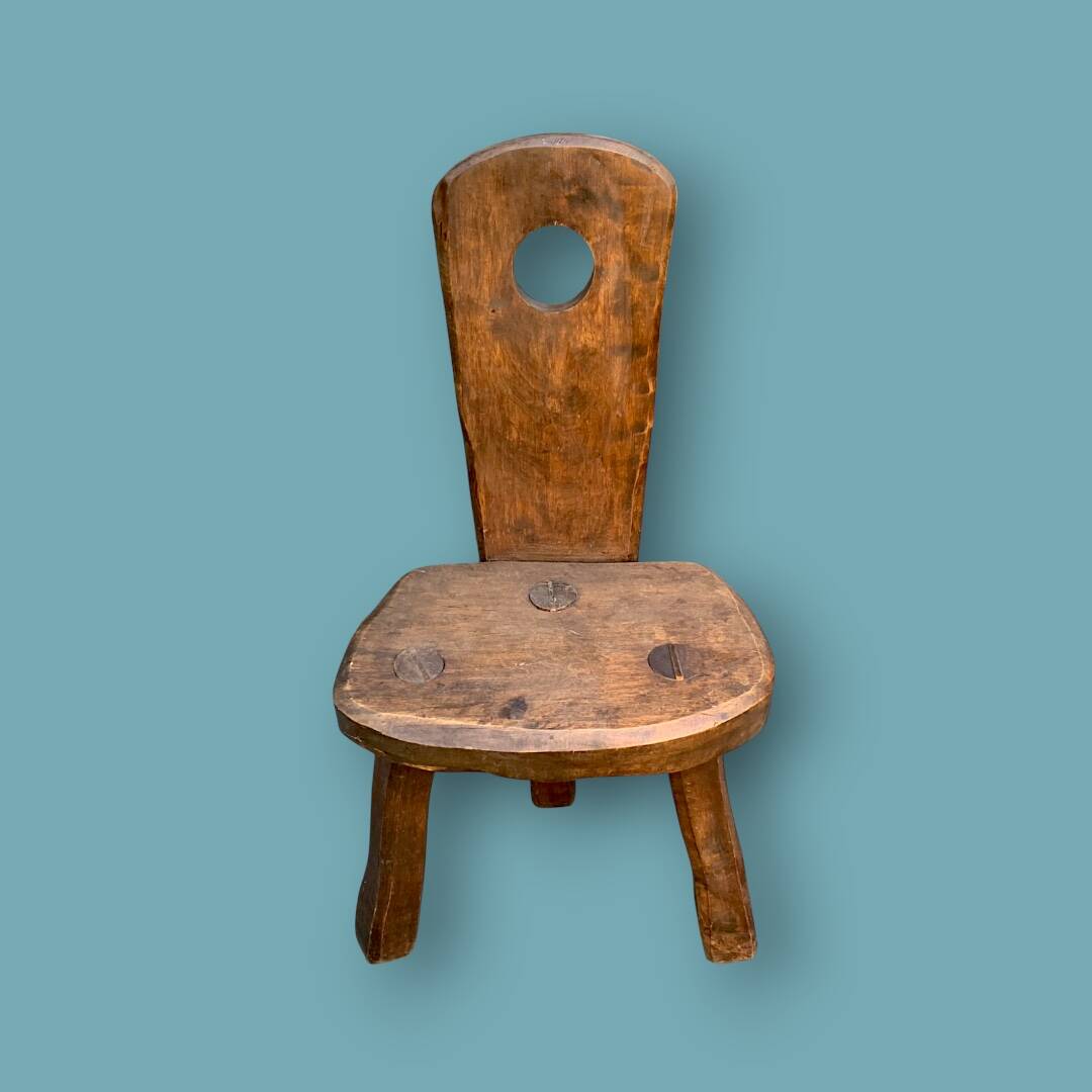 Antique peasant chair in solid wood – Handcrafted piece with rustic charm