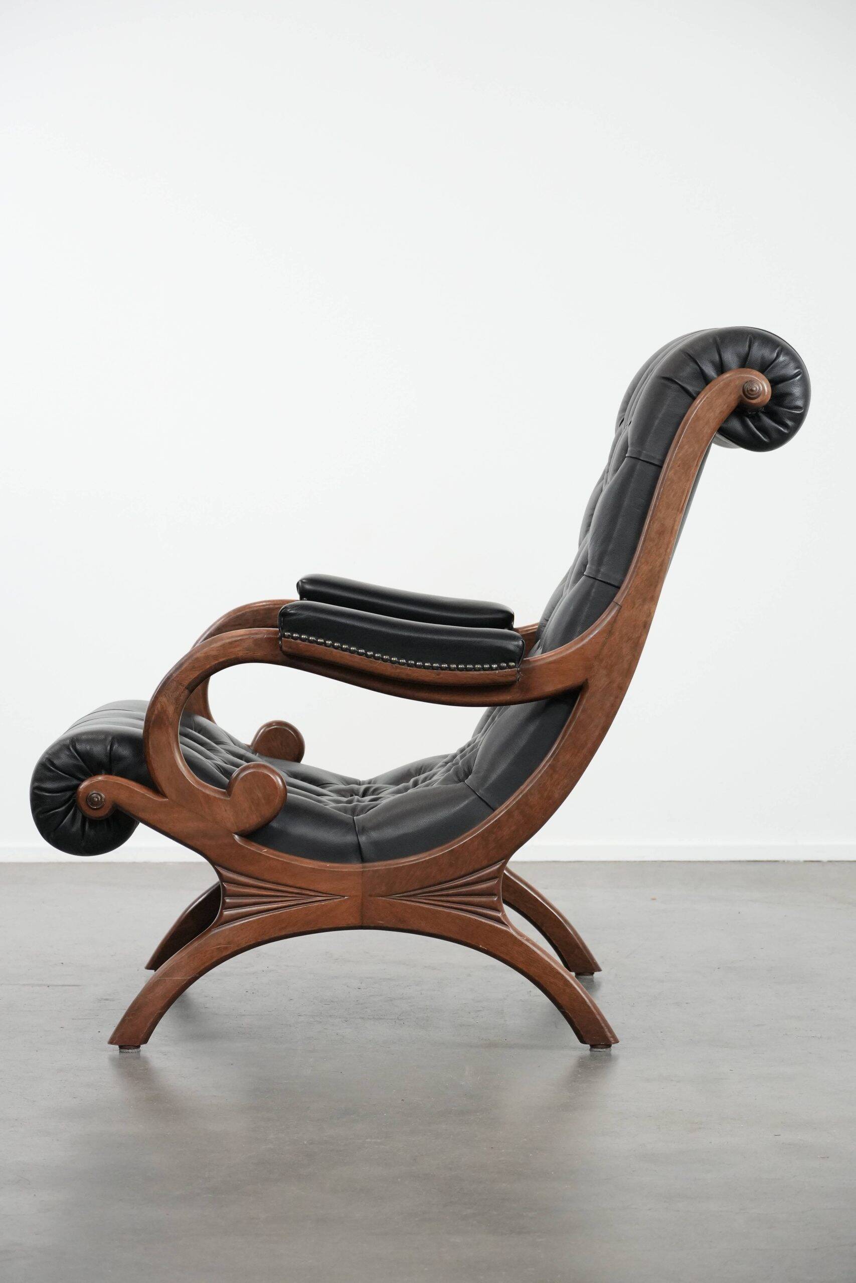 Fauteuil chesterfield en cuir de vachette noir classique et confortable
