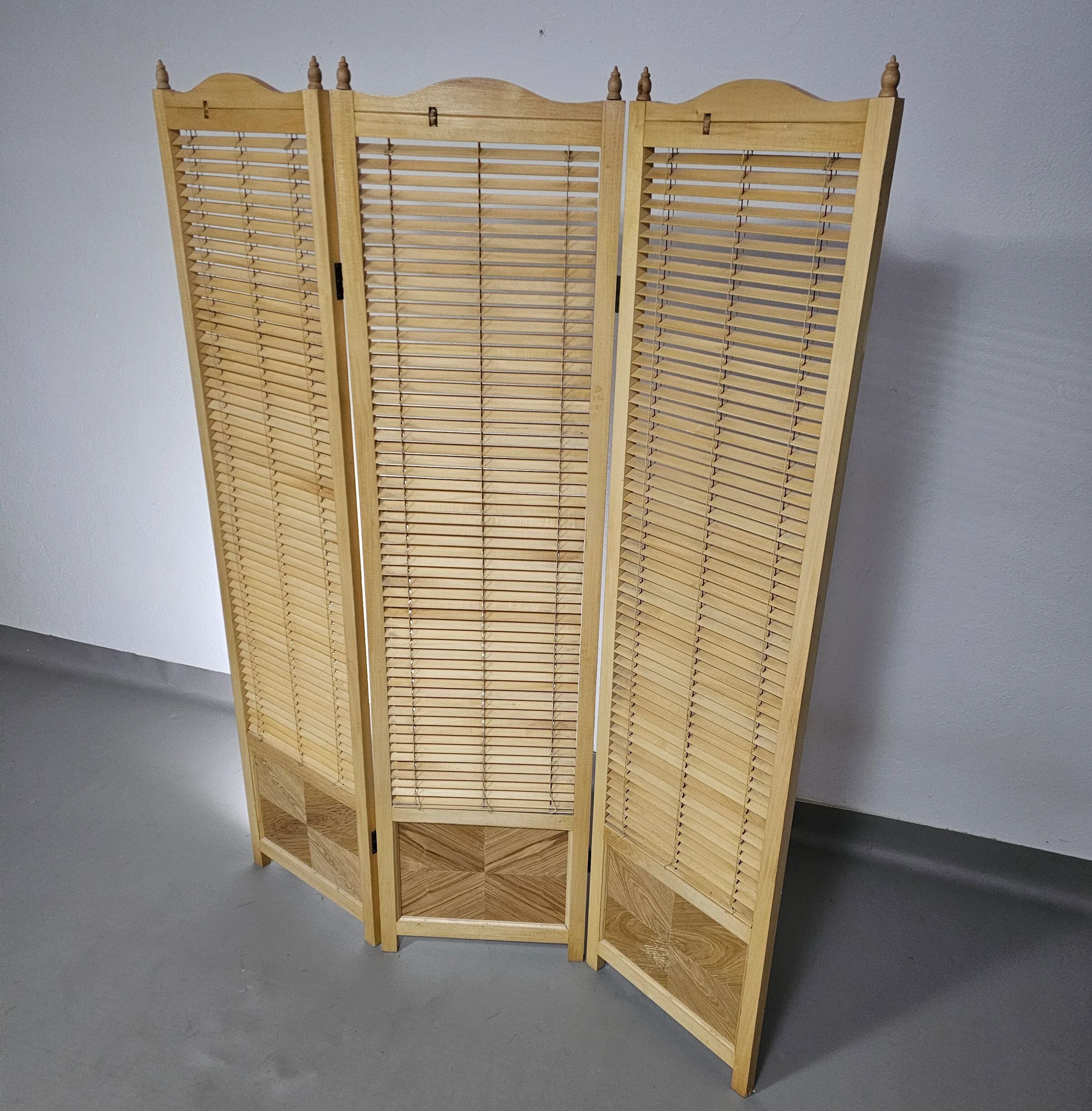 Room divider, French blonde beech louvered screen, 1960s, width 155 cm, height 185 cm