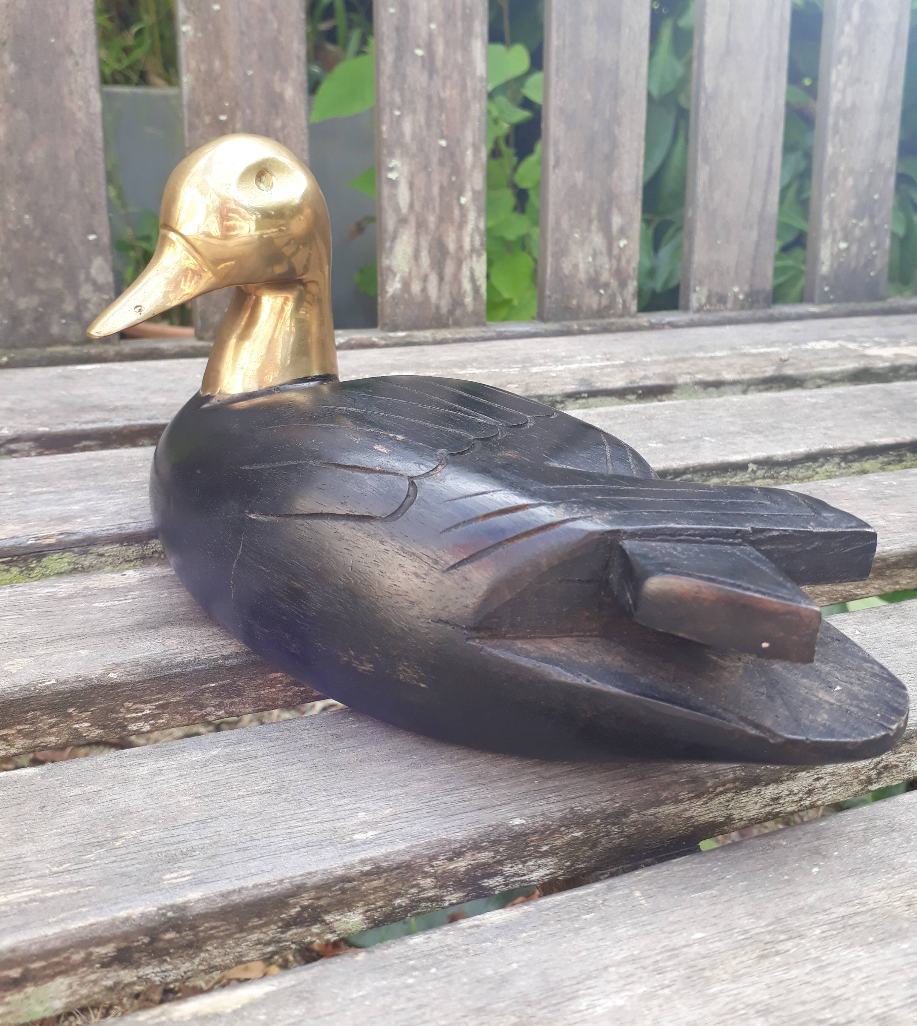 Canard en bois teinté noir, tête laiton, artisanal