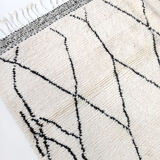 Berber carpet Beni ouarain with black graphic patterns 293x212cm