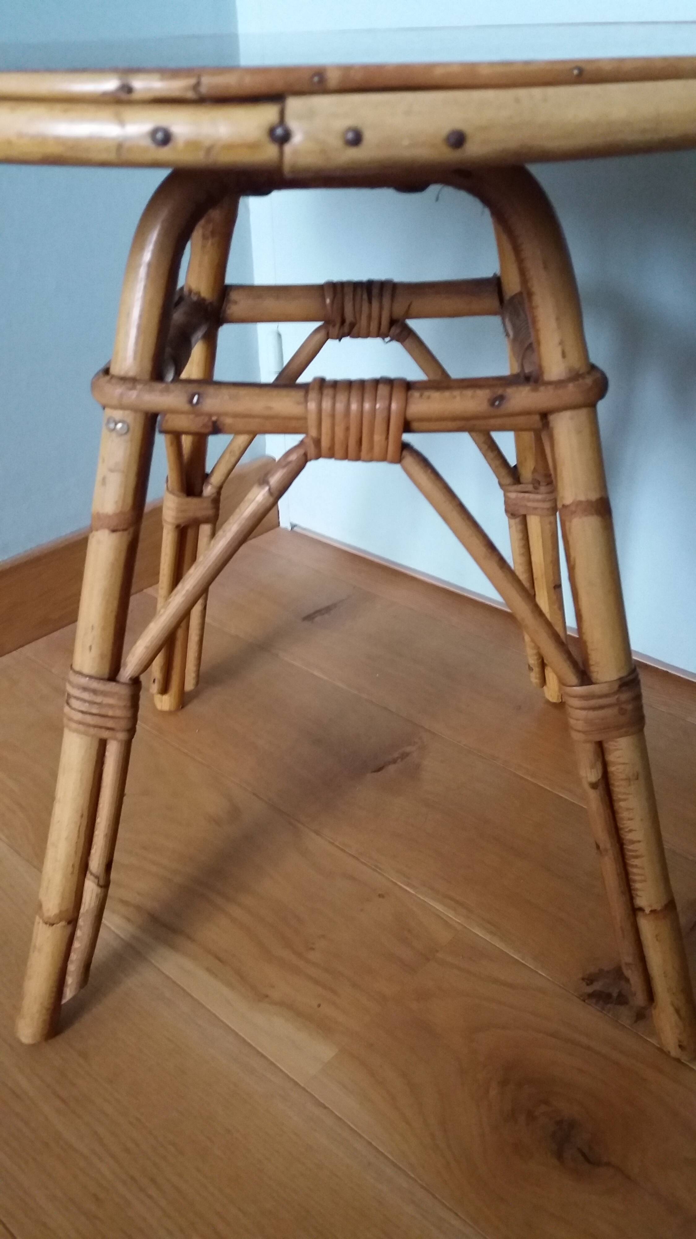 Round coffee table in wicker and bamboo