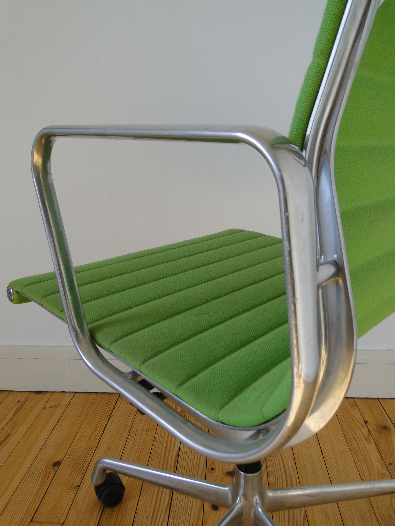 Charles Ray Eames EA 117 Office Chair Armchair in Green and Chrome Vitra