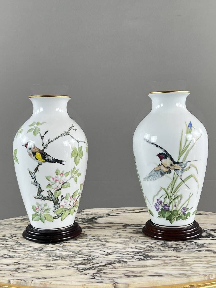Pair of porcelain vases by Franklin, “The Meadowland Bird Vase”, 20th century.
