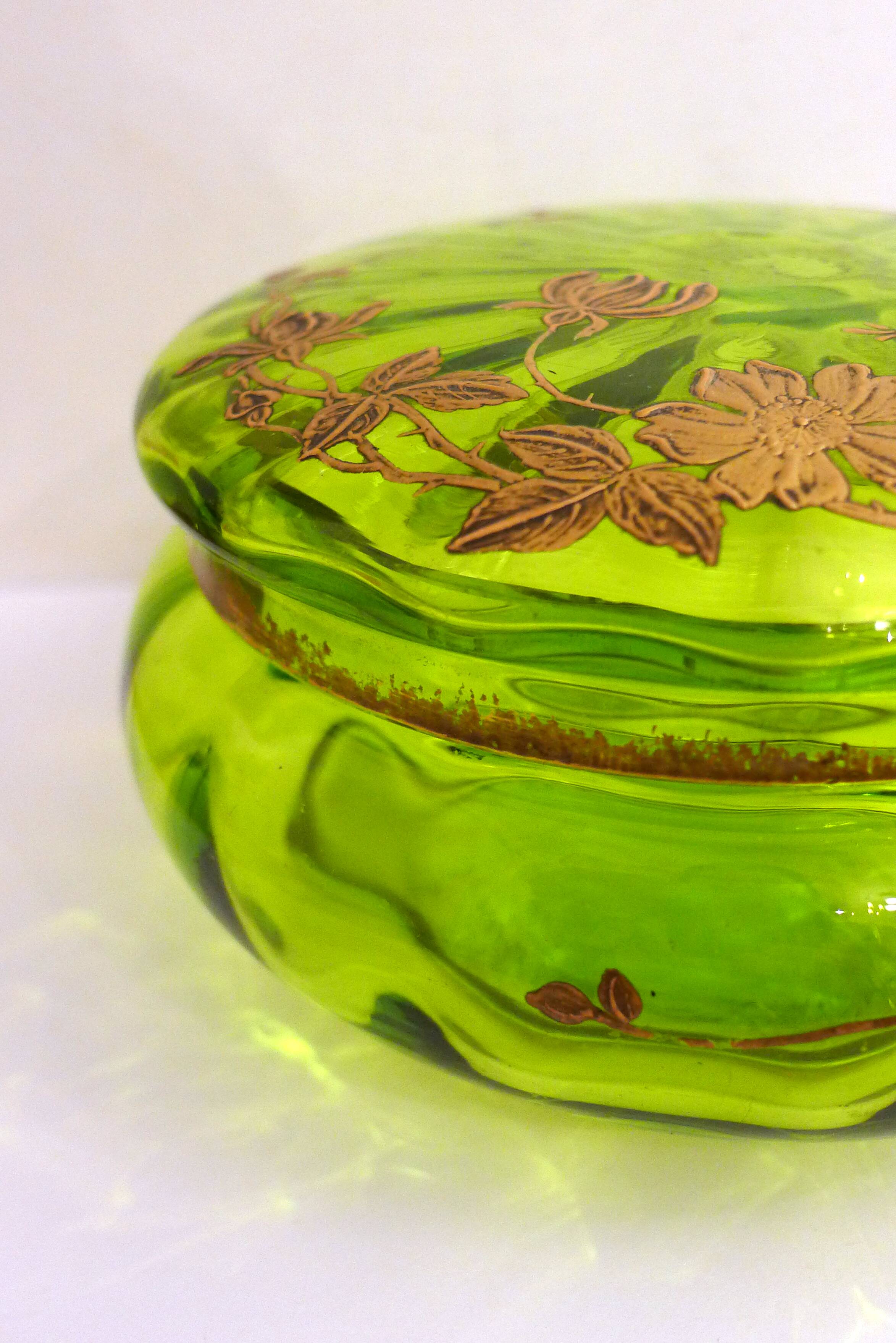Bonbonnière ancienne en verre vert et fleurs dorées