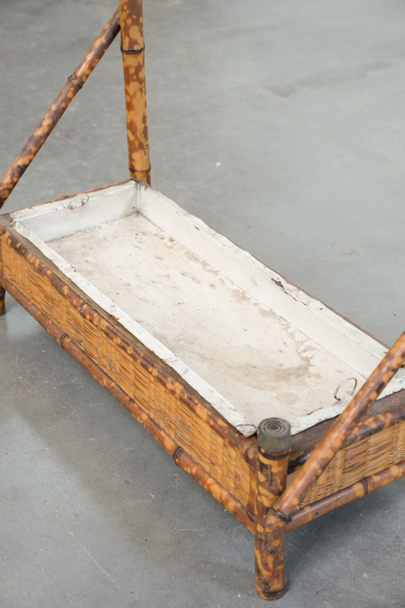 Porte-manteau ancien français en bambou, avec miroir et porte-parapluie.