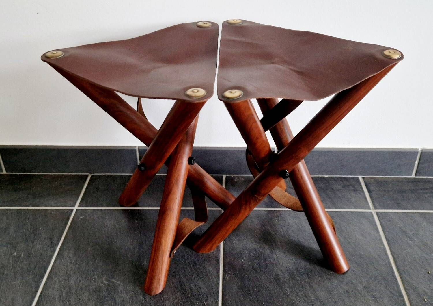Ensemble de tabourets tripode teck et cuir
