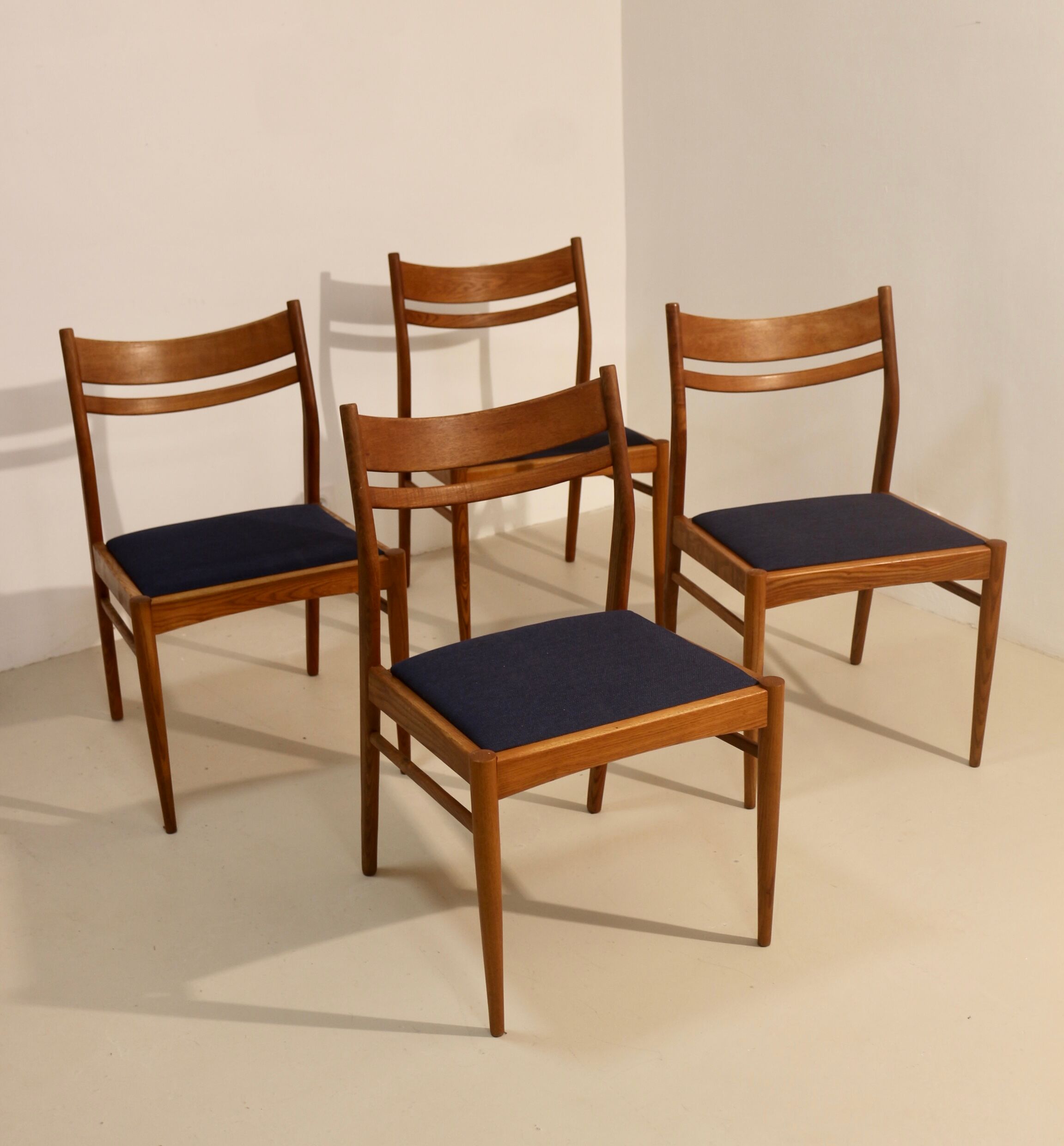 Lot de 4 chaises vintage scandinaves en chêne année 60  Ref. Marcel.