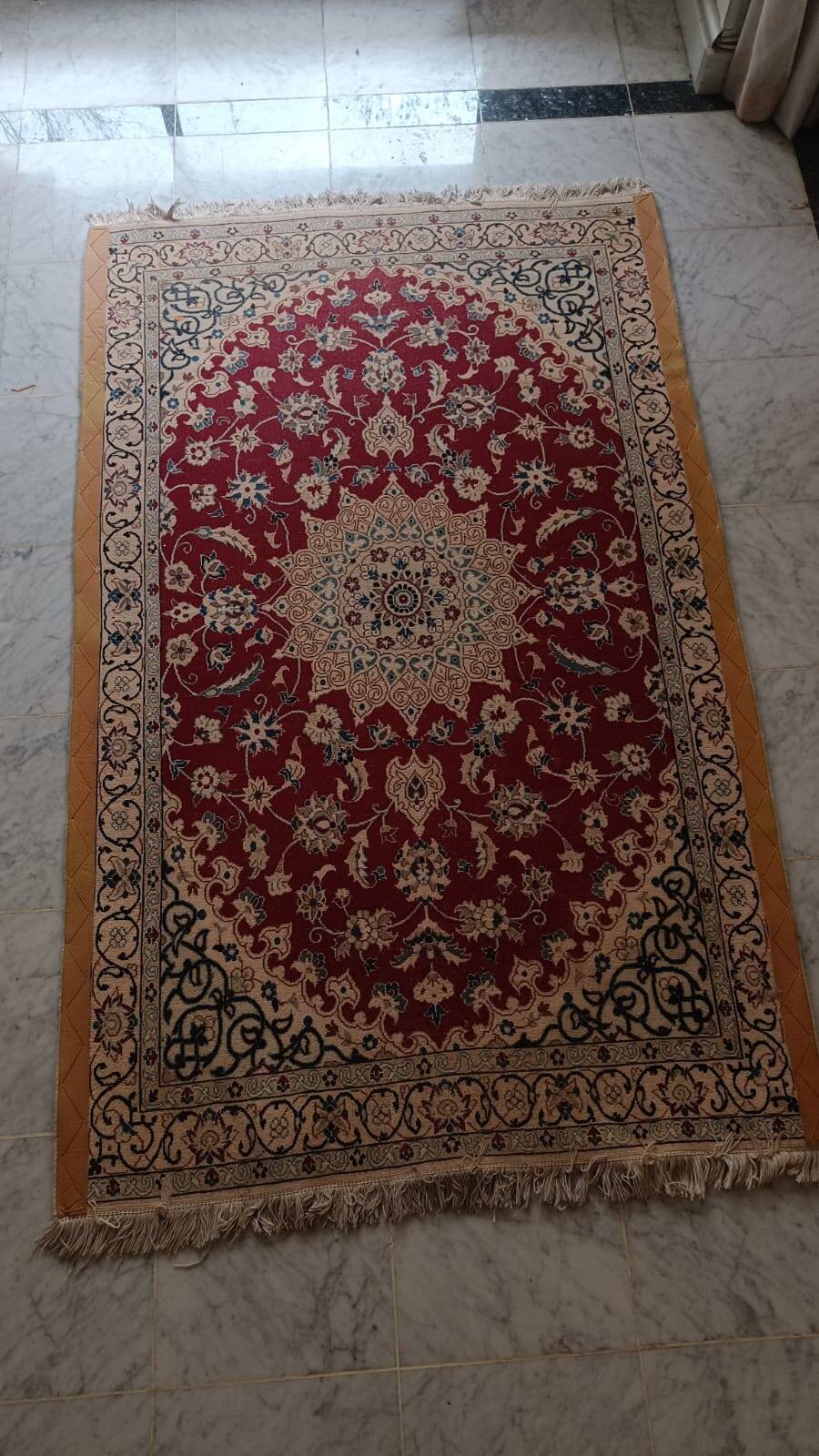 Red and ivory Persian-inspired rug 180 x 100 cm