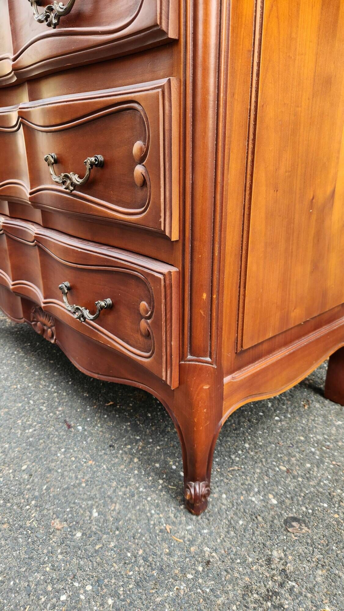 Varnished wooden chest of drawers with 3 drawers