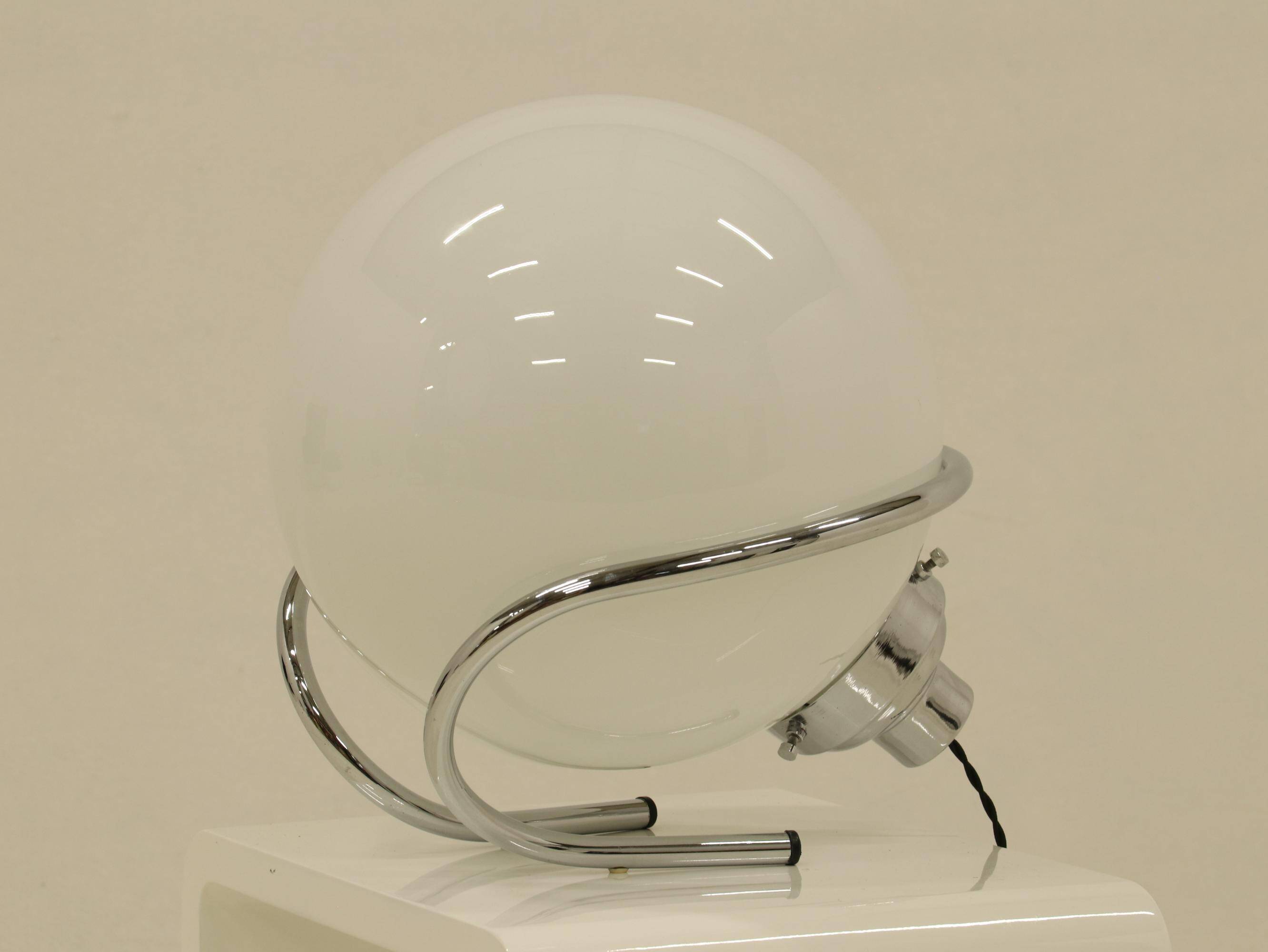 Lampe de table globe en chrome et verre blanc, Italie, années 1970