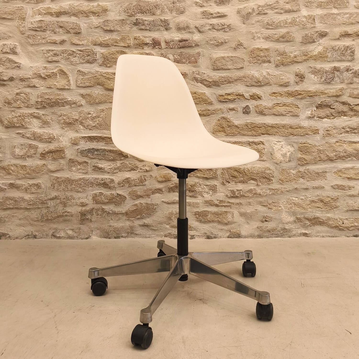 PSCC RE office chair designed by Charles and Ray Eames, Vitra