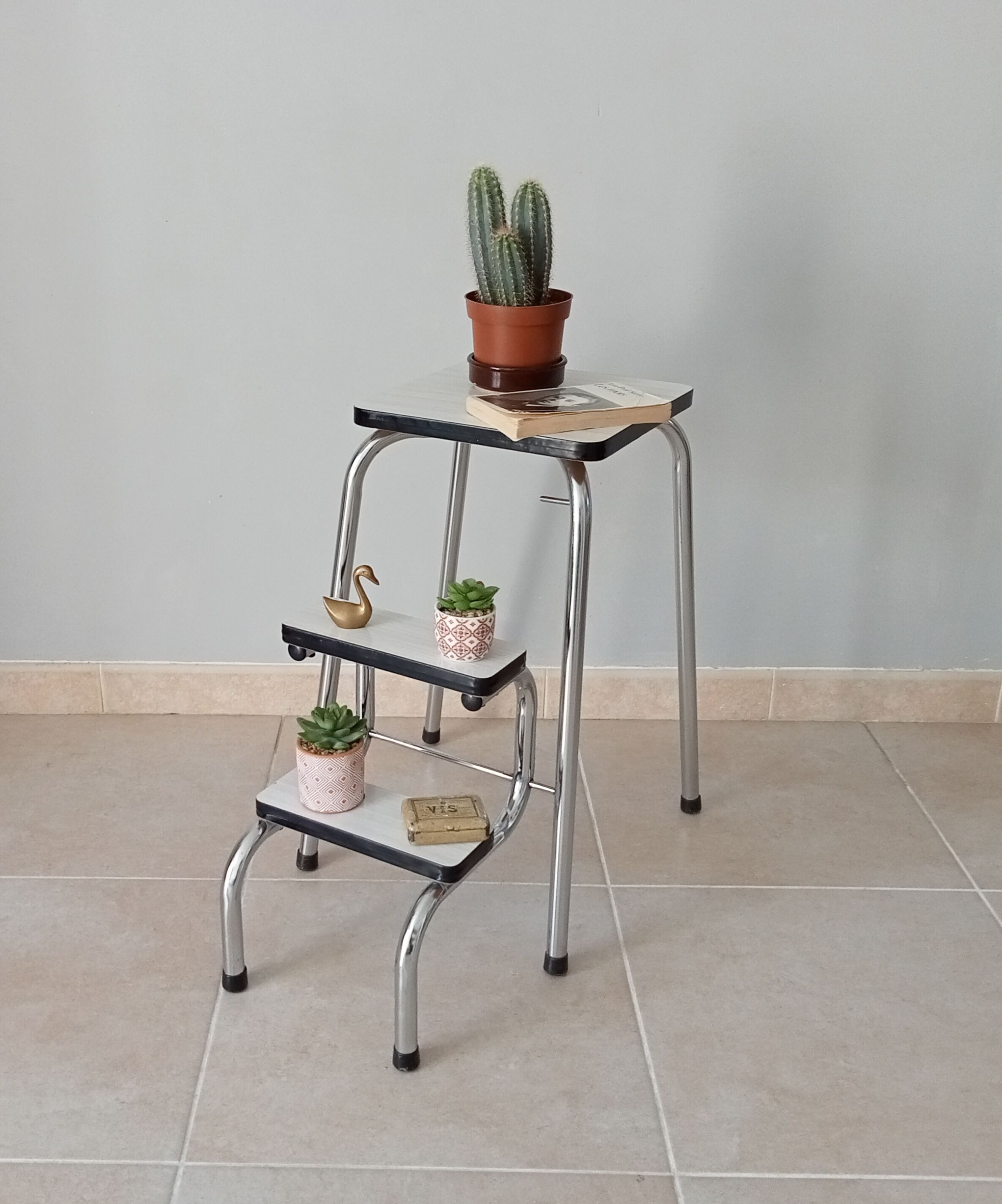 Vintage stepladder in chrome and formica 70s/80s