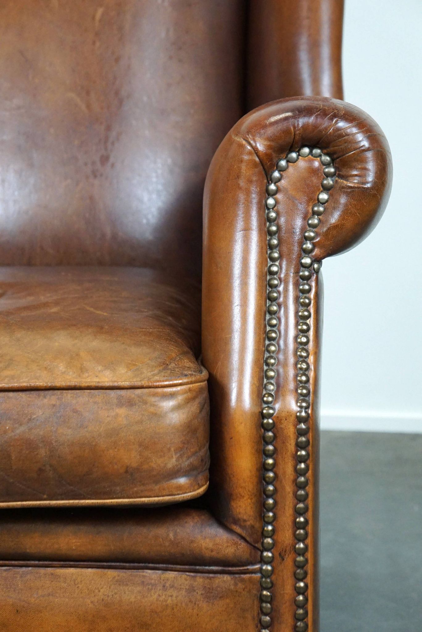 Fauteuil à oreilles particulièrement confortable en cuir de mouton, couleurs époustouflantes