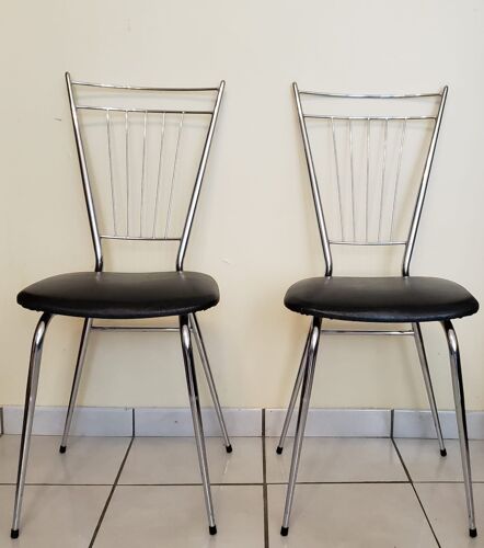 Lo de 4 anciennes chaises vintage métal chromé avec assise en skai noir